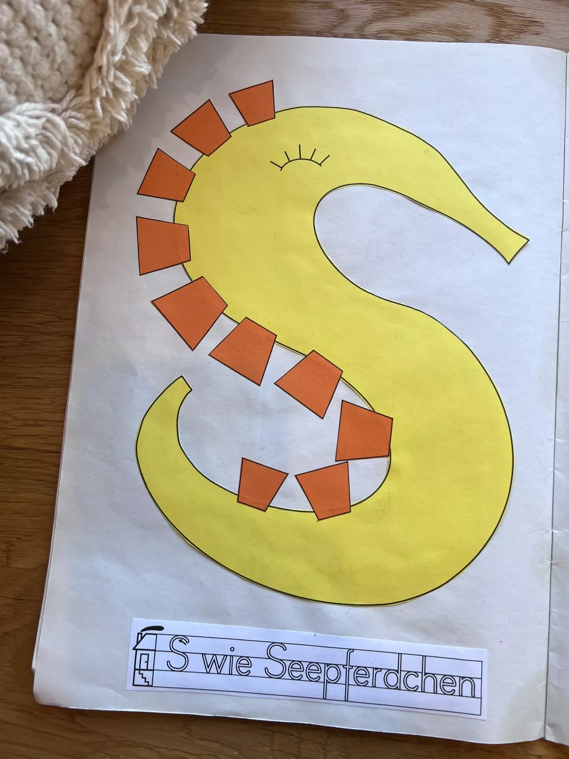 Bild in der Beschreibung des Unterrichtsmaterials Buchstabentier S wie Seepferdchen – Buchstabenheft Grundschule (Klasse 1) | Buchstabeneinführung, Bastelvorlage & Anfangsunterricht von allerlei_fuer_die_schule #1