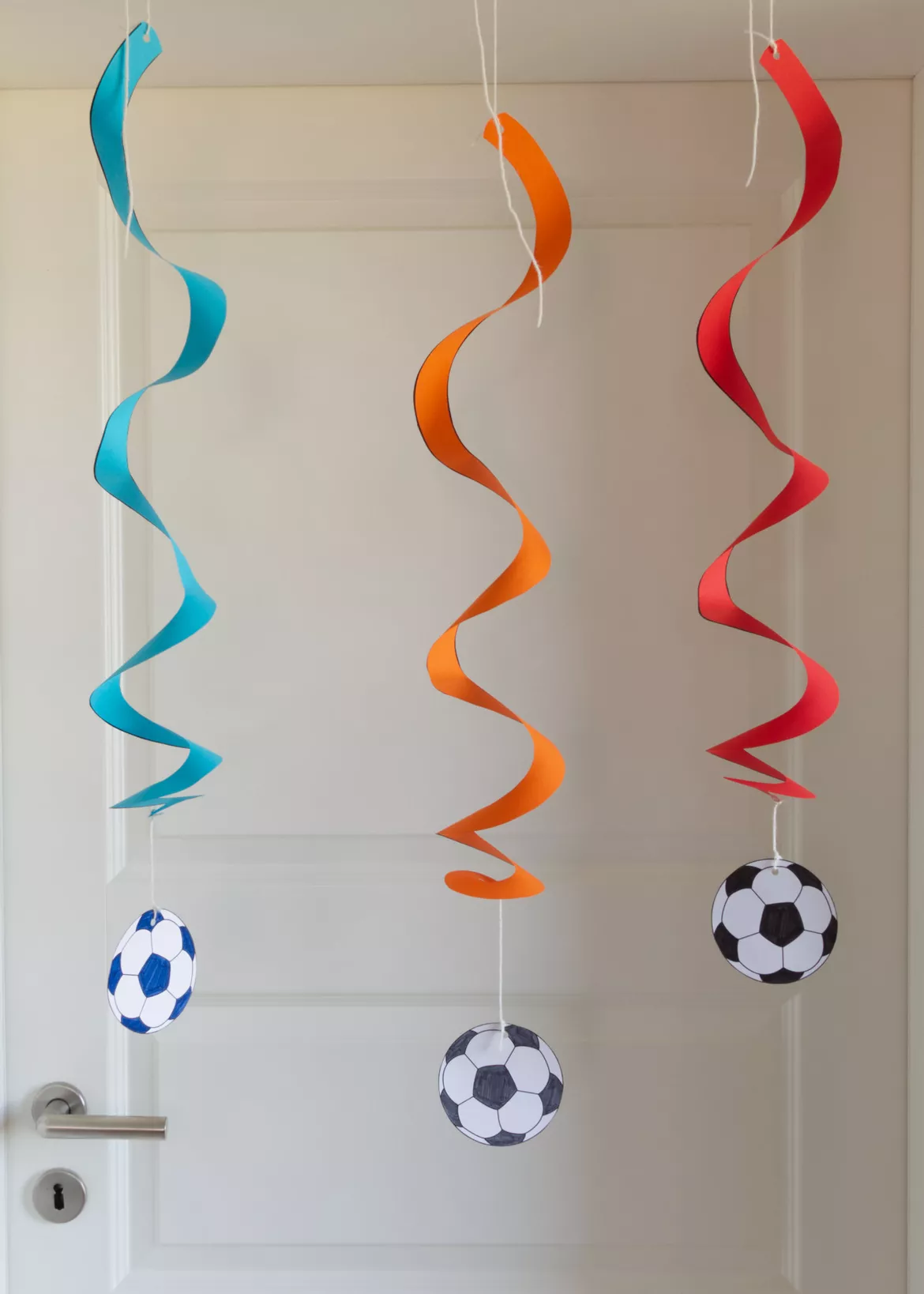 Bild in der Beschreibung des Unterrichtsmaterials Kunst Fußball, bunte Spiral-Girlande, Grundschule von Pinselpauker #2