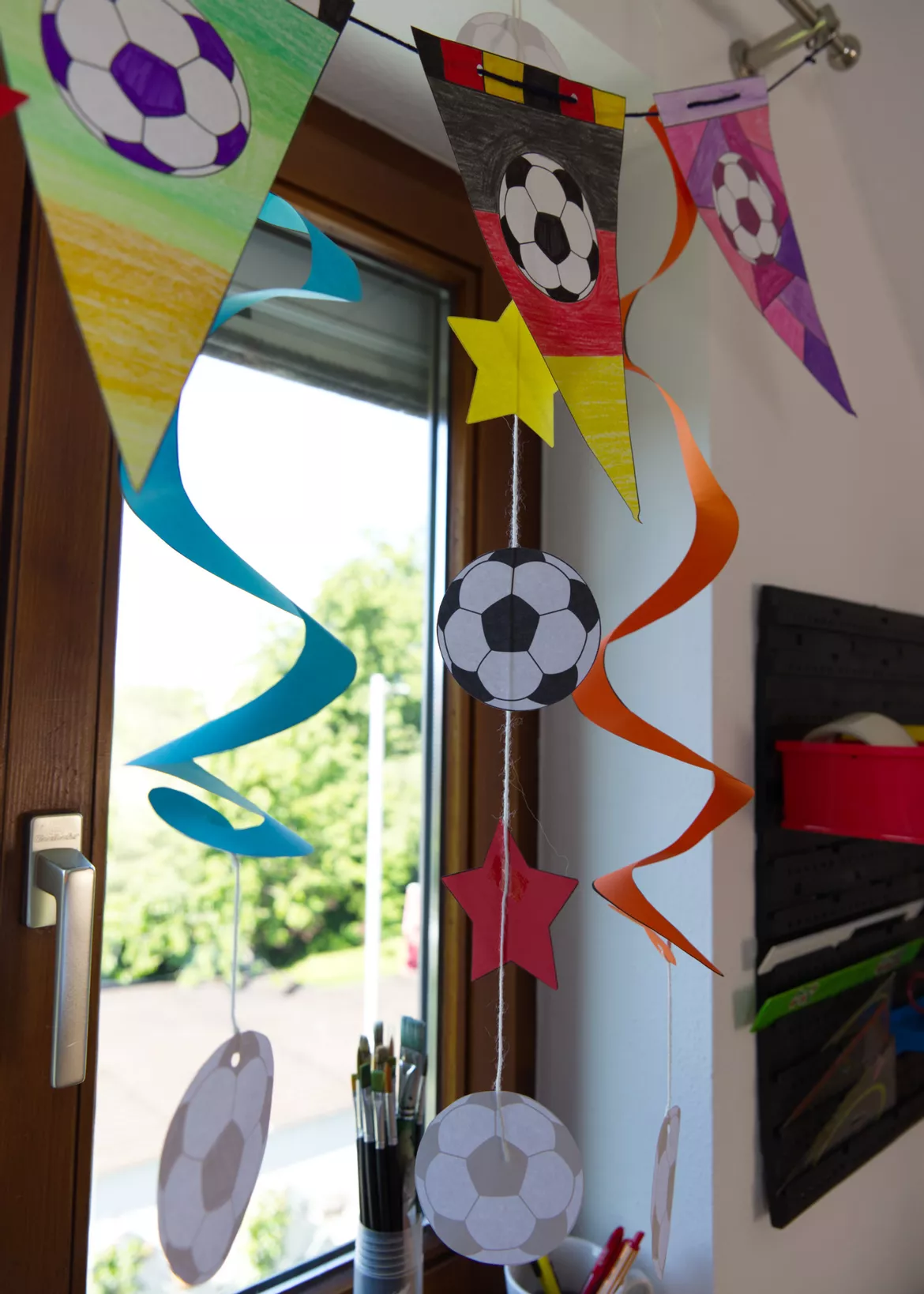 Bild in der Beschreibung des Unterrichtsmaterials Kunst Fußball, bunte Spiral-Girlande, Grundschule von Pinselpauker #1