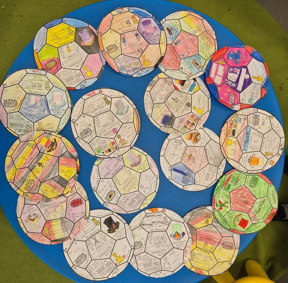 Bild in der Beschreibung des Unterrichtsmaterials Fußball WM 2026 - Kreativpaket Grundschule Klasse 1–5 von Doodleteacher #2