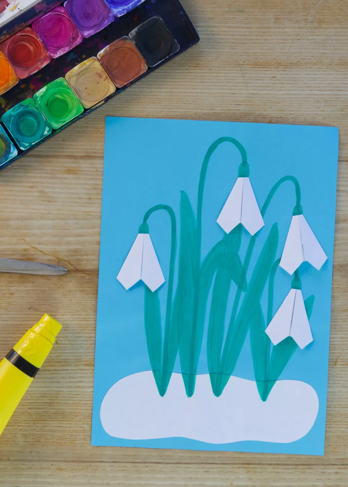 Bild in der Beschreibung des Unterrichtsmaterials Kunst Frühling, Schneeglöckchen malen und falten von Pinselpauker #1