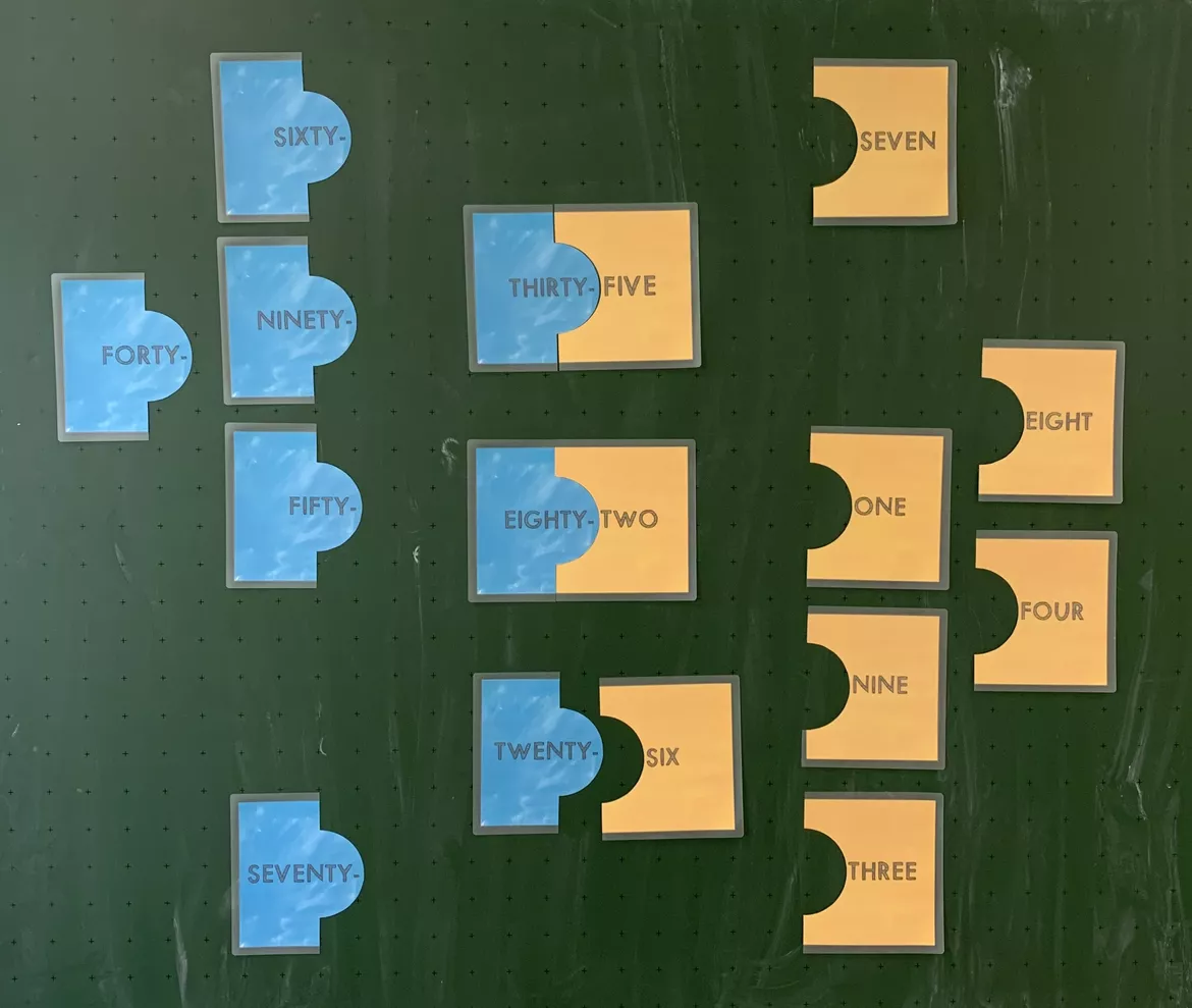 Bild in der Beschreibung des Unterrichtsmaterials Englische Zahlen von 20-99 - eine Einführung mit Puzzleteilen von montiaffen_montessori und grundschule #2