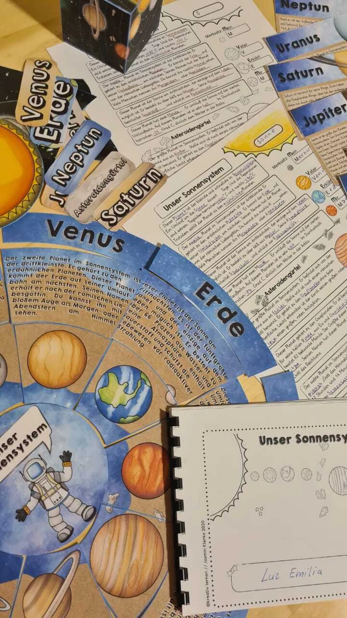 Bild in der Beschreibung des Unterrichtsmaterials Sonnensystem Planeten im Weltraum Sparpaket von kreativ lernen #2