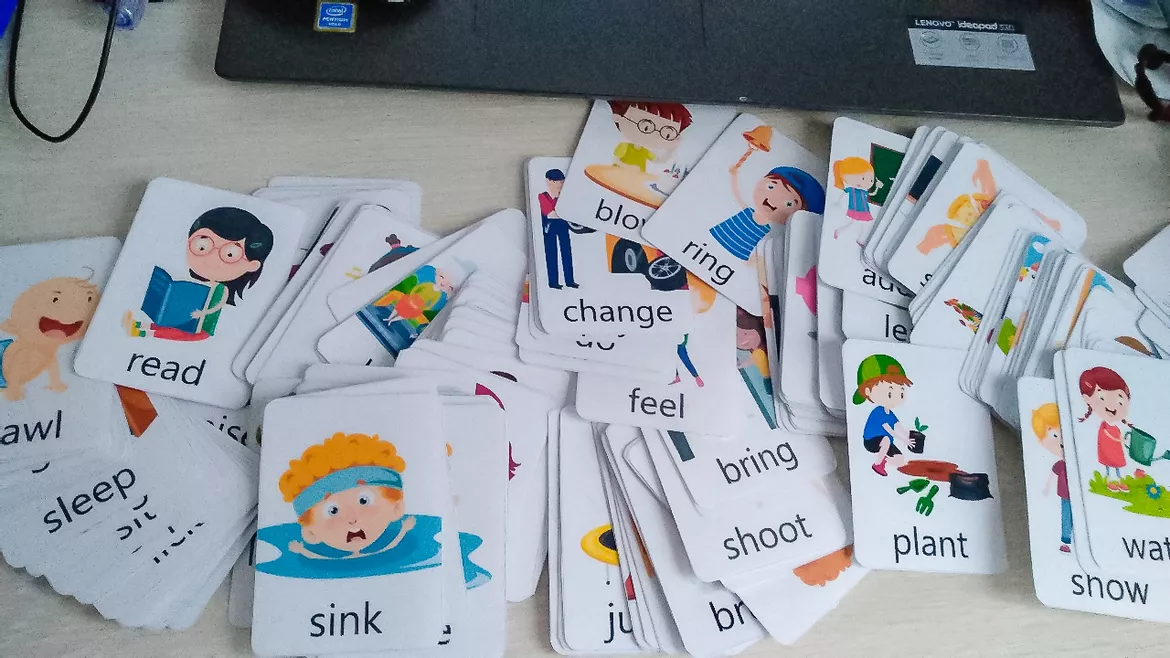 Bild in der Beschreibung des Unterrichtsmaterials Action Verbs Flashcards von Language Stuff #1