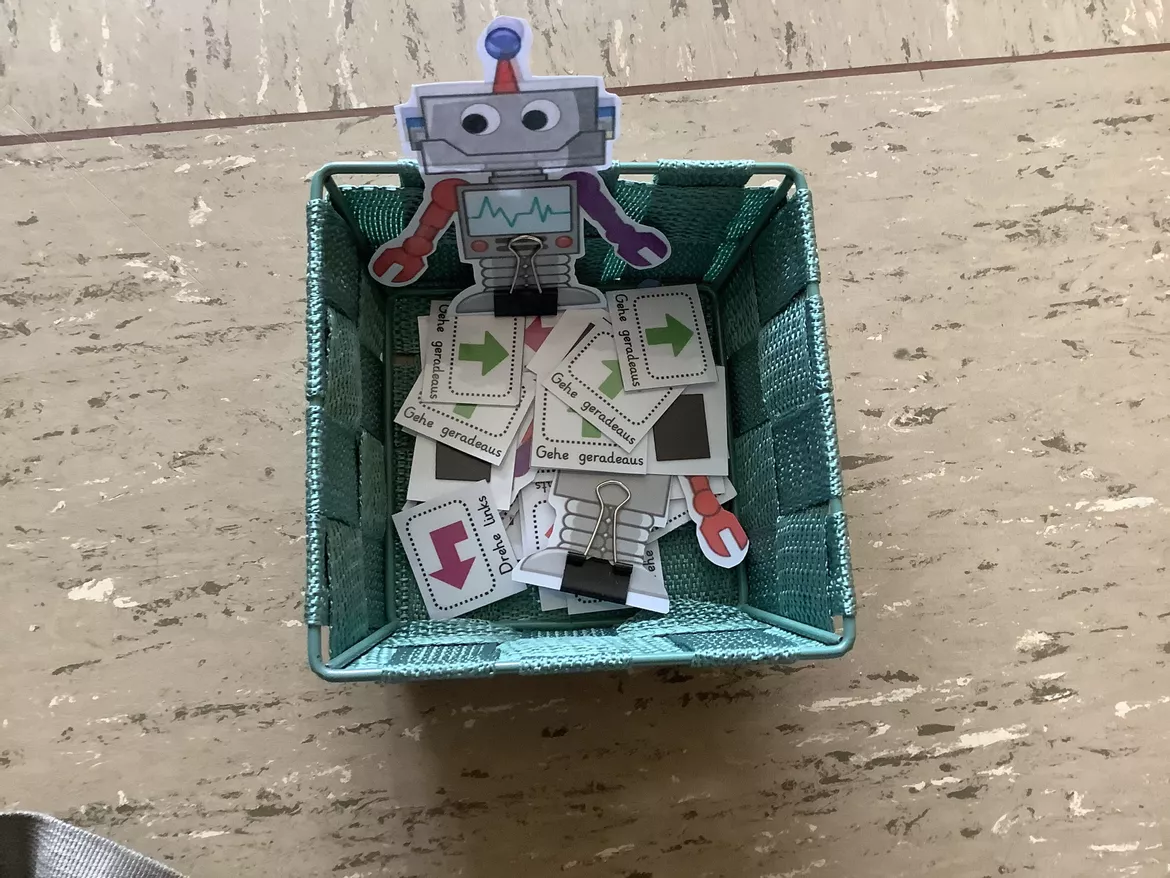 Bild in der Beschreibung des Unterrichtsmaterials Offline Coding - Analoges Programmieren - WIr programmieren unseren Roboter von Reflehrin #1