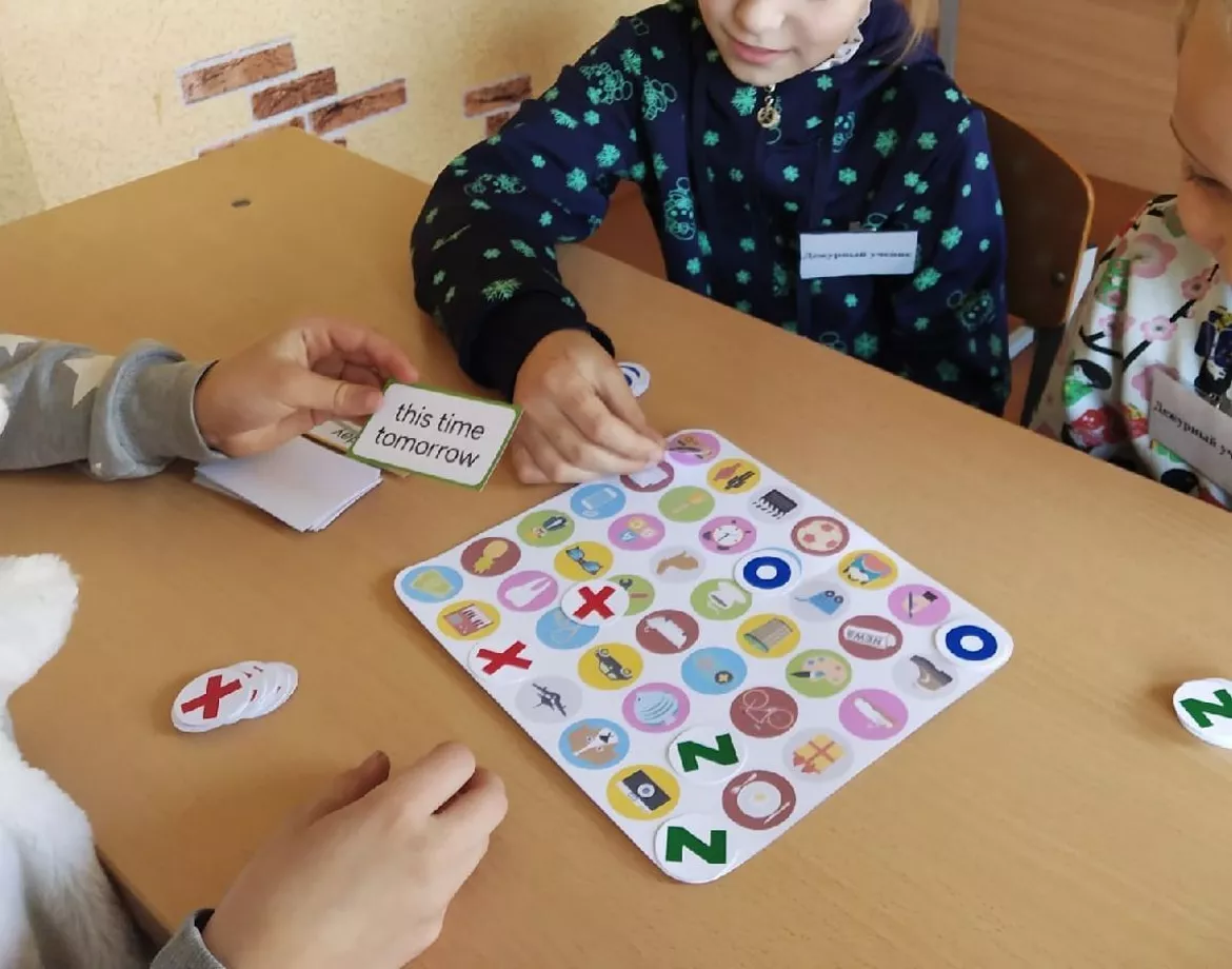 Bild in der Beschreibung des Unterrichtsmaterials Tenses and activities 2in1 von Language Stuff #3