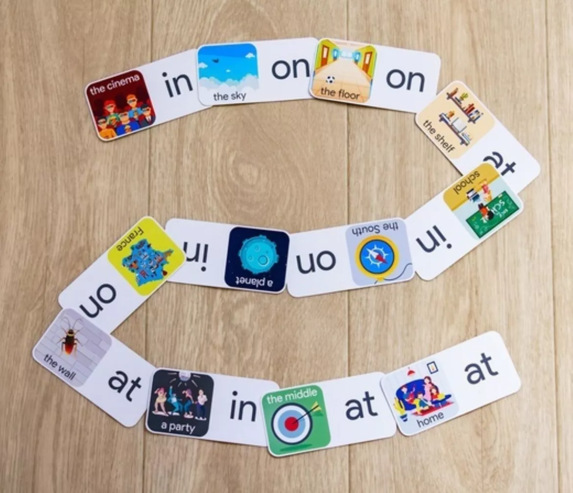 Bild in der Beschreibung des Unterrichtsmaterials ON/IN/AT (Prepositions) Domino 2in1 von Language Stuff #2