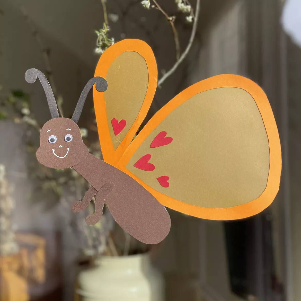 Bild in der Beschreibung des Unterrichtsmaterials Schmetterling - Bastelvorlage (Fensterbild) von The Growing Firsties #1