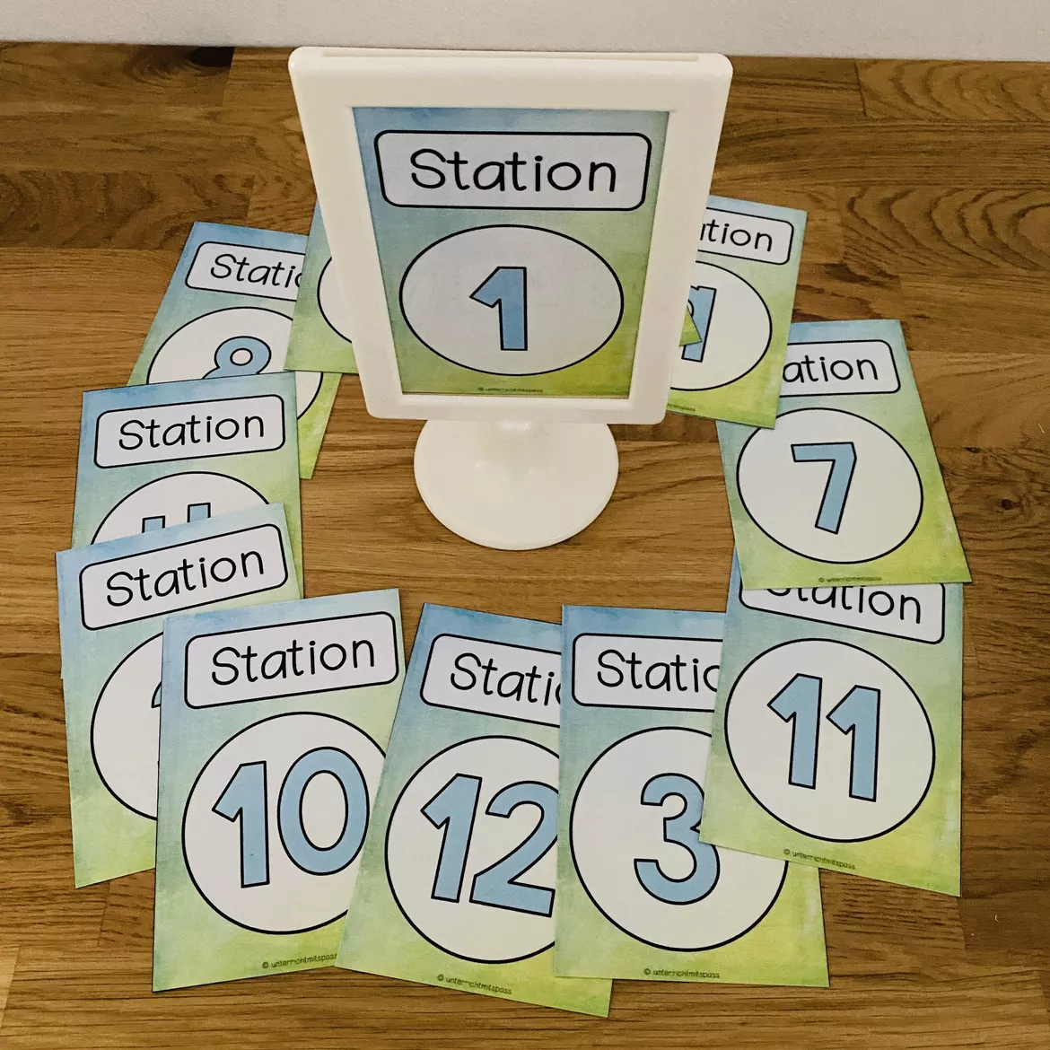 Bild in der Beschreibung des Unterrichtsmaterials Stationskarten für Stationsarbeit – Stationskärtchen, Gruppenkarten und Aufgabenkarten von Unterrichtmitspass #1