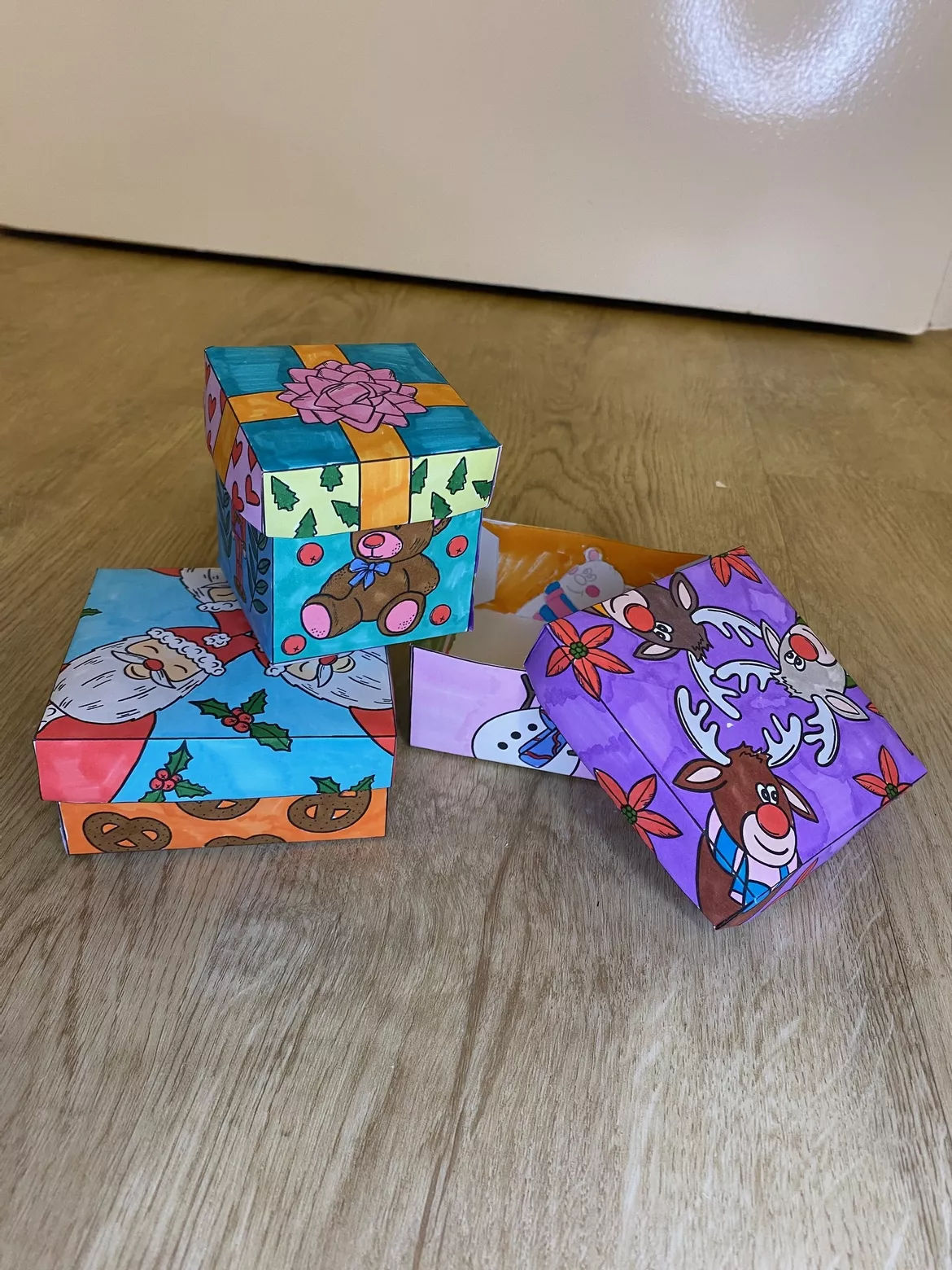 Bild in der Beschreibung des Unterrichtsmaterials Weihnachten - Geschenkeschachteln / Boxen basteln - Basteln in der Adventszeit von Odd Bird & Company #1