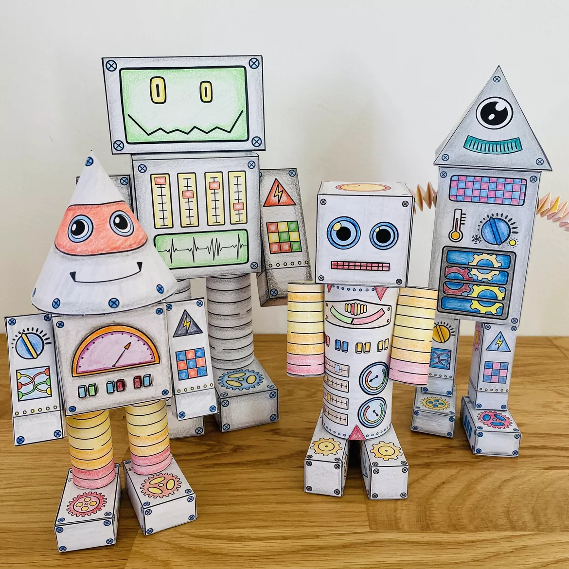 Bild in der Beschreibung des Unterrichtsmaterials Geometrische Körper und Körpernetze – Würfel, Quader, Zylinder, Kegel, Pyramide, räumliches Vorstellungsvermögen | Körper-Roboter, Bastelvorlagen, Arbeitsblätter 4., 5. Klasse, Grundschule, Sekundarstufe von Unterrichtmitspass #4