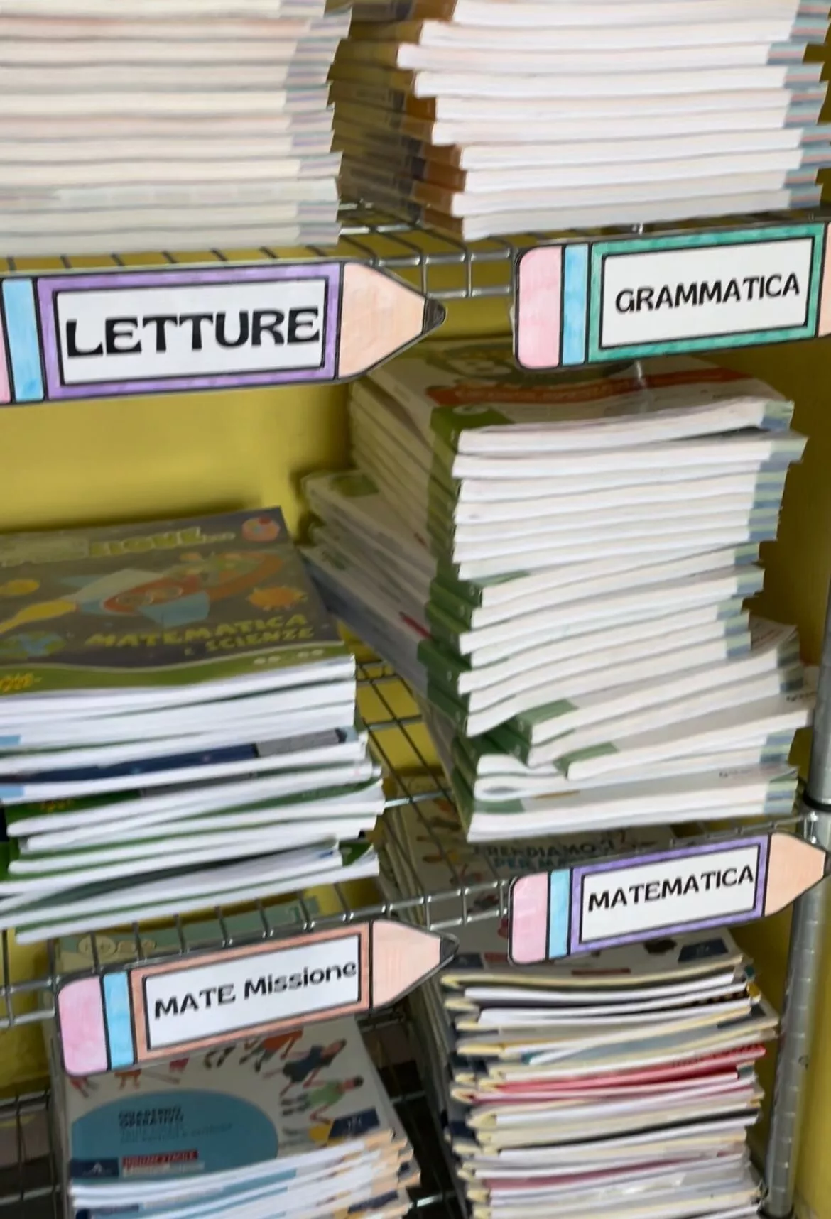 Bild in der Beschreibung des Unterrichtsmaterials Etichette per la libreria della classe von La maestra in rosa #1