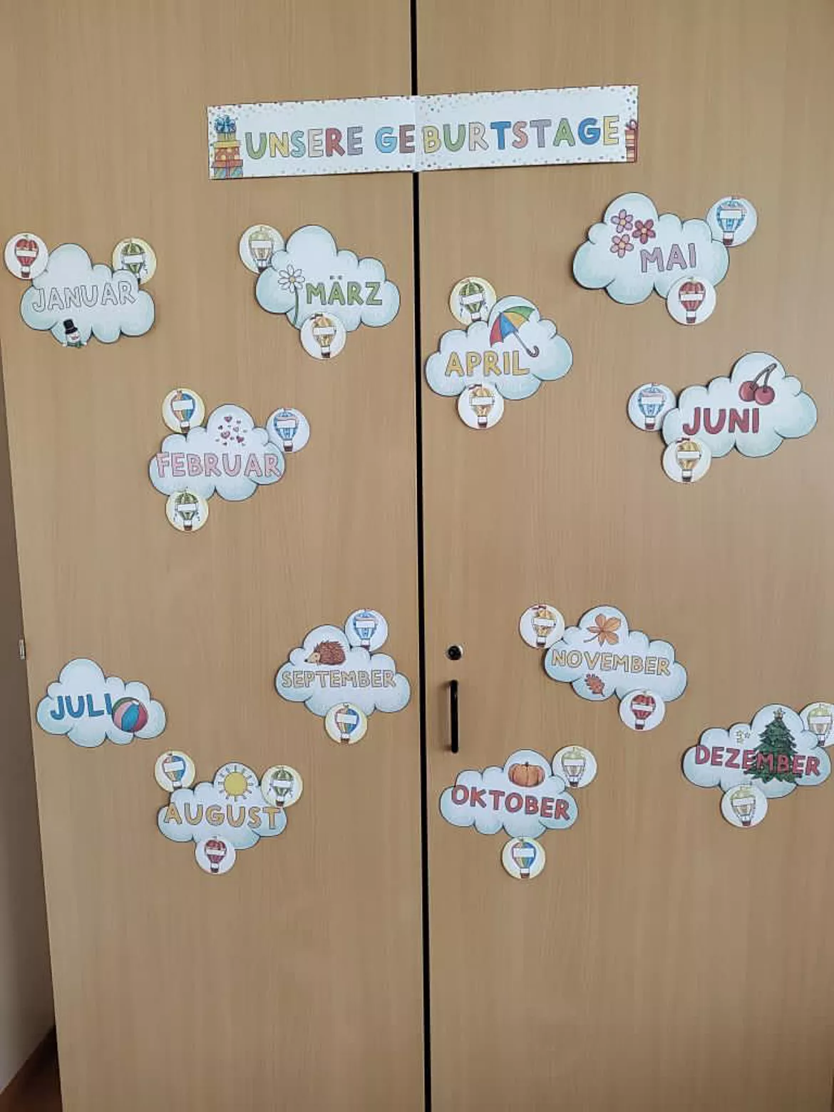 Bild in der Beschreibung des Unterrichtsmaterials Kalender Geburtstage - Heißluftballons und Wolken Deko Ritual von Doodleteacher #3