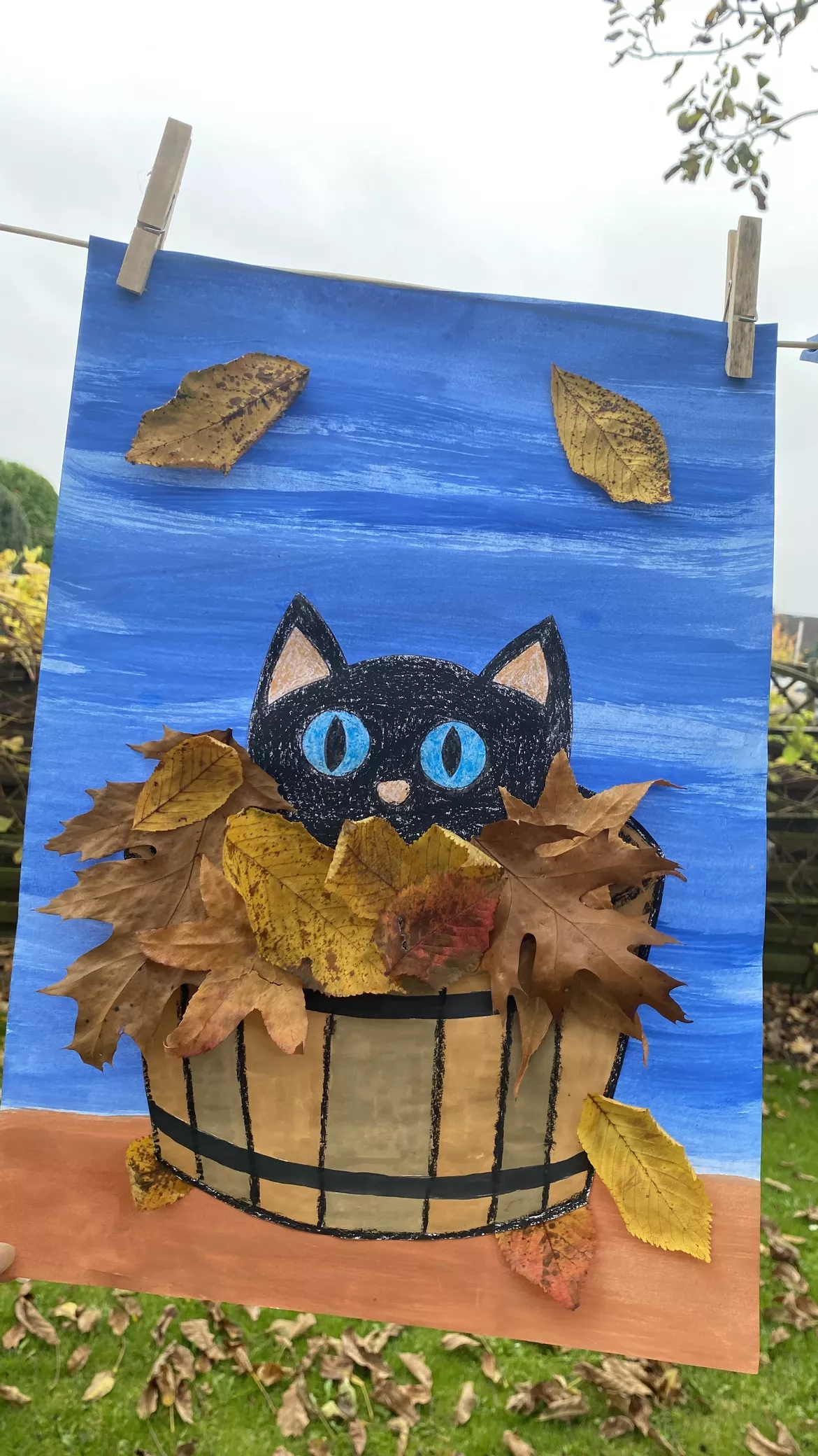Bild in der Beschreibung des Unterrichtsmaterials Kunst im Herbst: Katze im Herbstlaub Collage von Lernperle #1