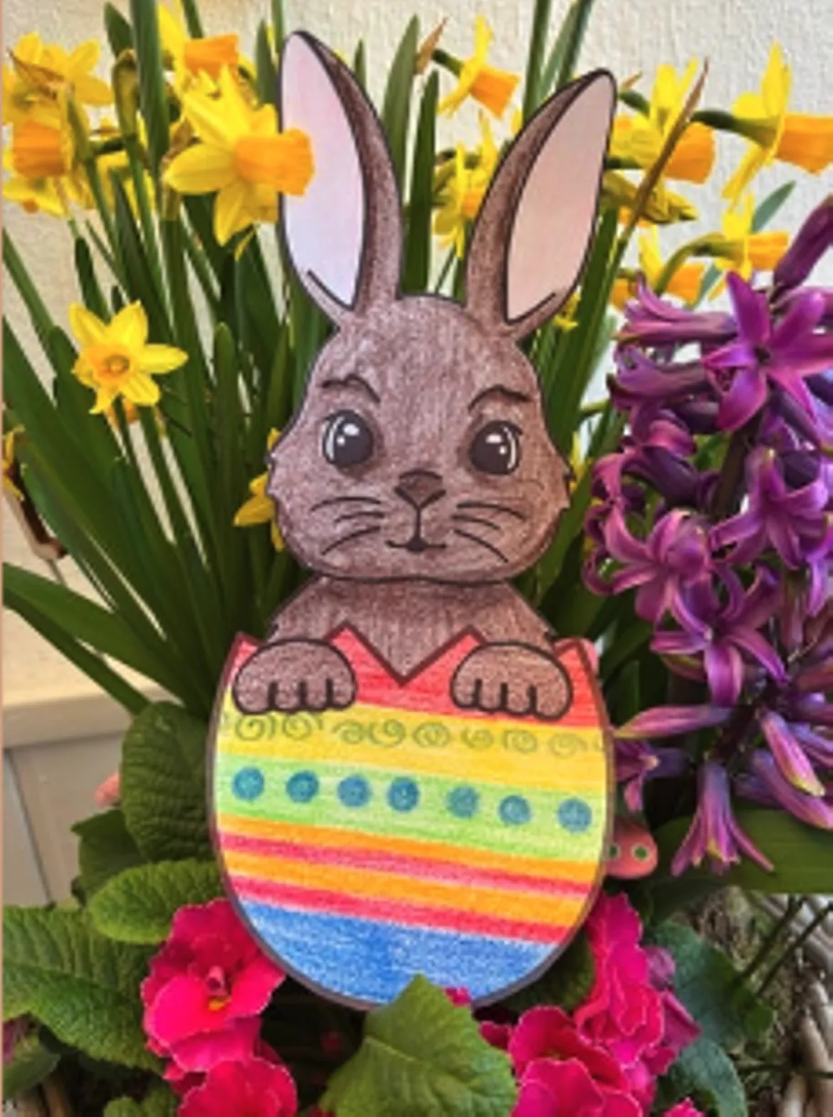 Bild in der Beschreibung des Unterrichtsmaterials Ostern Basteln Kunst Grundschule Osterhase im Ei von Grundschulstars #1