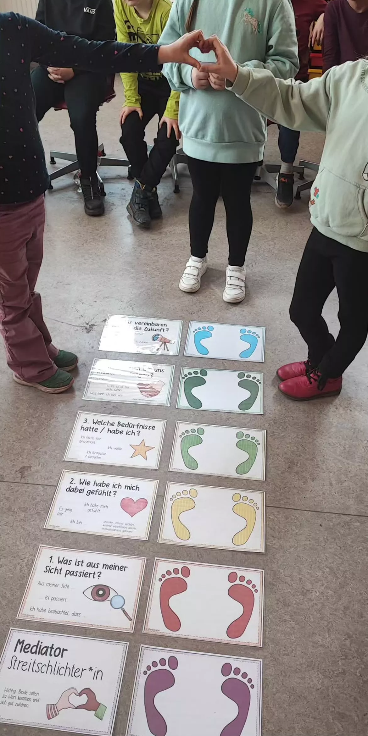 Bild in der Beschreibung des Unterrichtsmaterials Friedensbrücke / A4 Schilder für den Boden im Klassenzimmer / Streitschlichter Konflikt von Doodleteacher #1