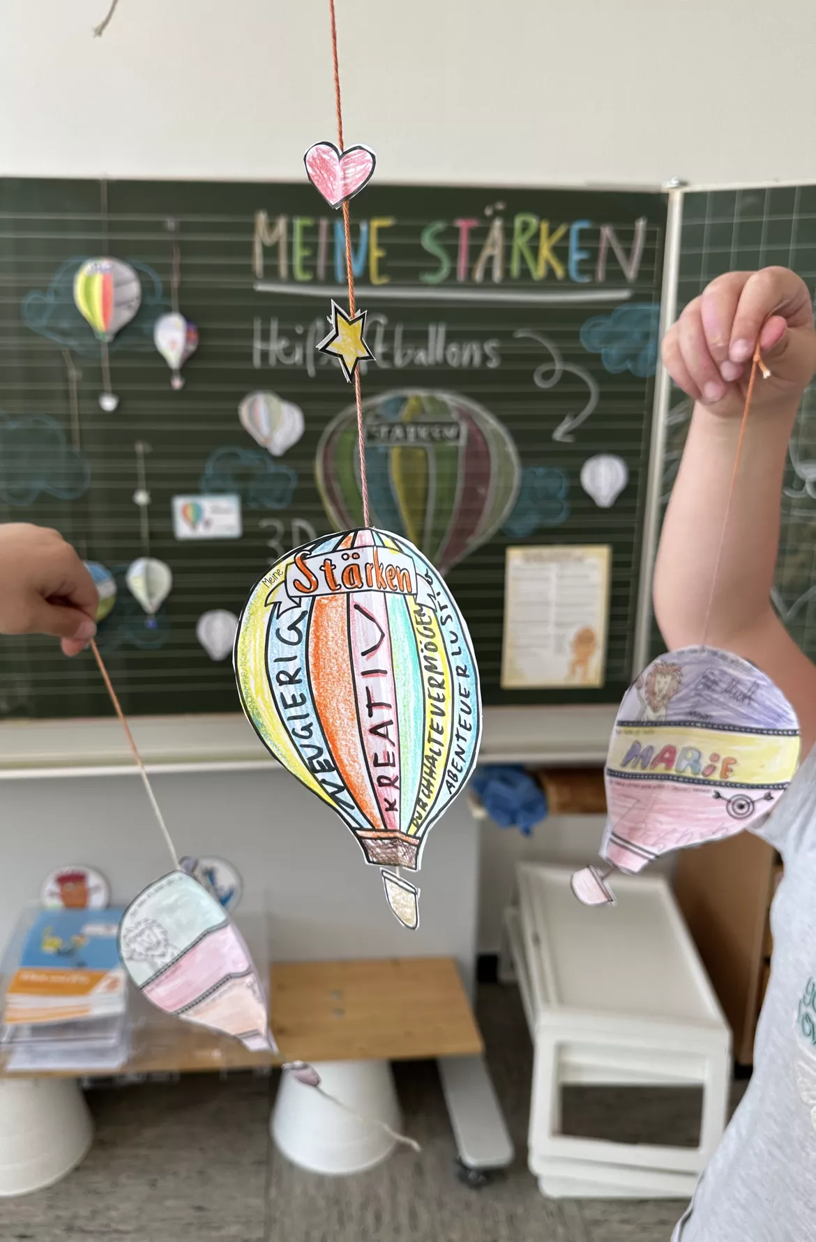 Bild in der Beschreibung des Unterrichtsmaterials Meine Stärken - Heißluftballon Bastelvorlage + 200 Stärken / Anti Mobbing von Doodleteacher #1