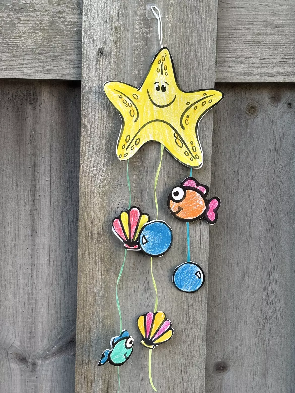 Bild in der Beschreibung des Unterrichtsmaterials Kunst Sommer, Mobile basteln mit Meerestieren, Fische als Fensterdeko, Klasse 1, 2, 3, 4 von LernTagebuch #1