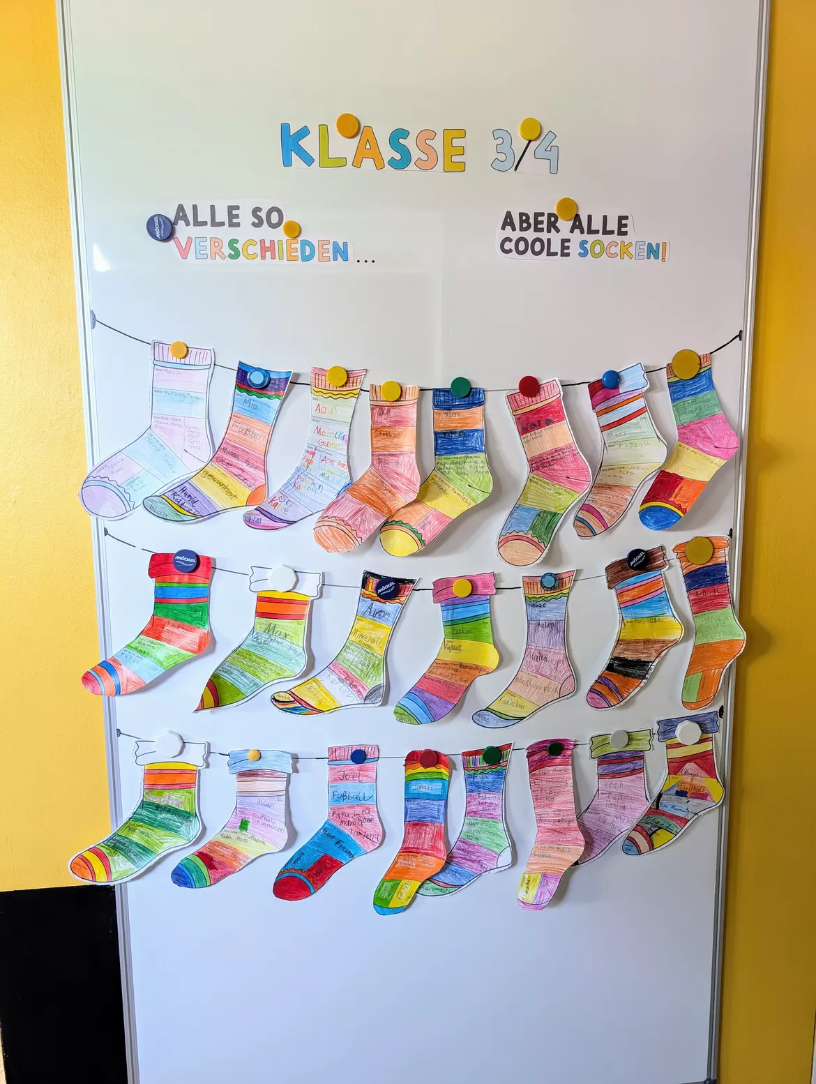 Bild in der Beschreibung des Unterrichtsmaterials Schuljahresbeginn: Alle verschieden / coole Socken - Steckbriefe / Türbild / Dekoration Schuljahresanfang von Doodleteacher #5