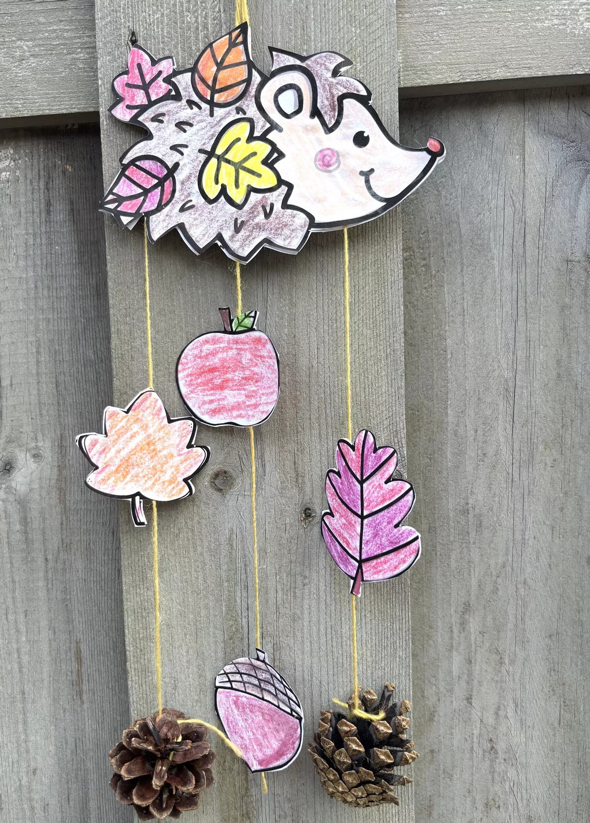 Bild in der Beschreibung des Unterrichtsmaterials Kunst Herbst, Mobile mit Herbsttieren basteln als Fensterdeko, Klasse 1, 2, 3, 4 von LernTagebuch #1