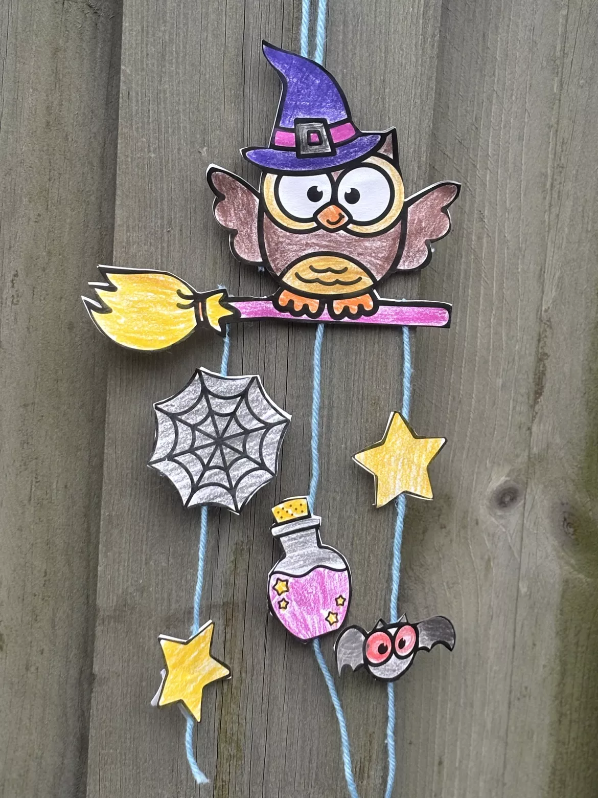 Bild in der Beschreibung des Unterrichtsmaterials Kunst Halloween, Mobile basteln als Fensterdeko, Klasse 1, 2, 3, 4 von LernTagebuch #1