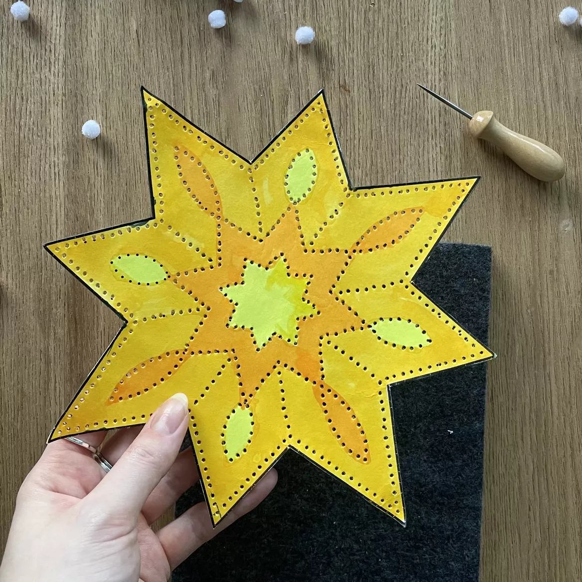 Bild in der Beschreibung des Unterrichtsmaterials Sterne Prickeln im Winter - Fensterbilder für Weihnachten von Katy‘s Kunstraum #1