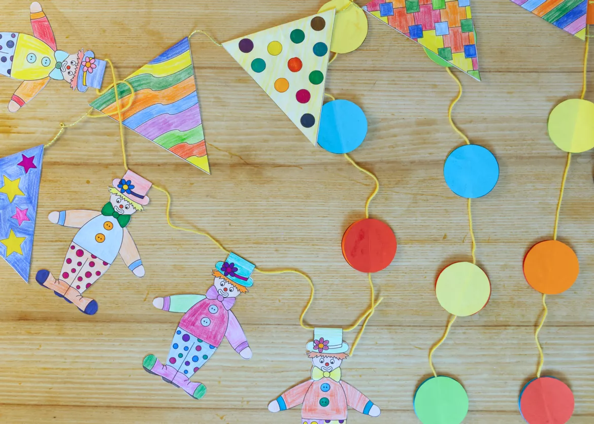 Bild in der Beschreibung des Unterrichtsmaterials Kunst Fasching, Faschingsgirlanden zum Basteln in der Grundschule, Materialpaket von Pinselpauker #1