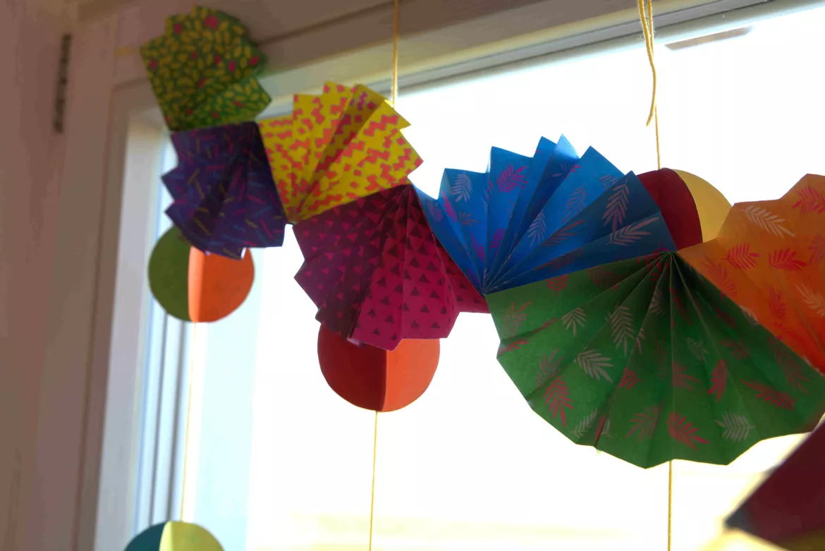 Bild in der Beschreibung des Unterrichtsmaterials Kunst Fasching, Faschingsgirlanden zum Basteln in der Grundschule, Materialpaket von Pinselpauker #2