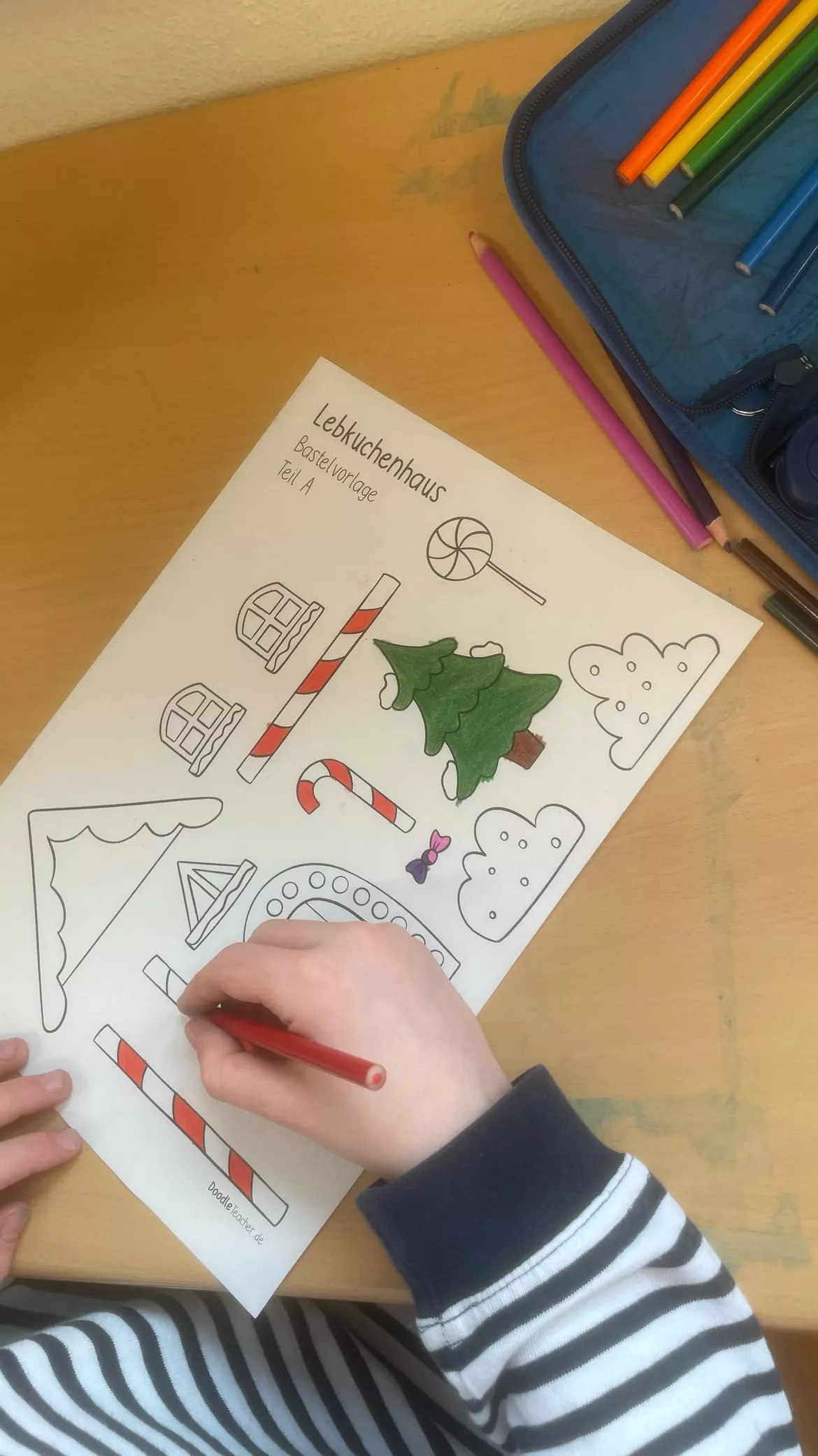 Bild in der Beschreibung des Unterrichtsmaterials Ein Lebkuchenhaus basteln - Winter Bastelvorlage & Ausmalbilder von Doodleteacher #4