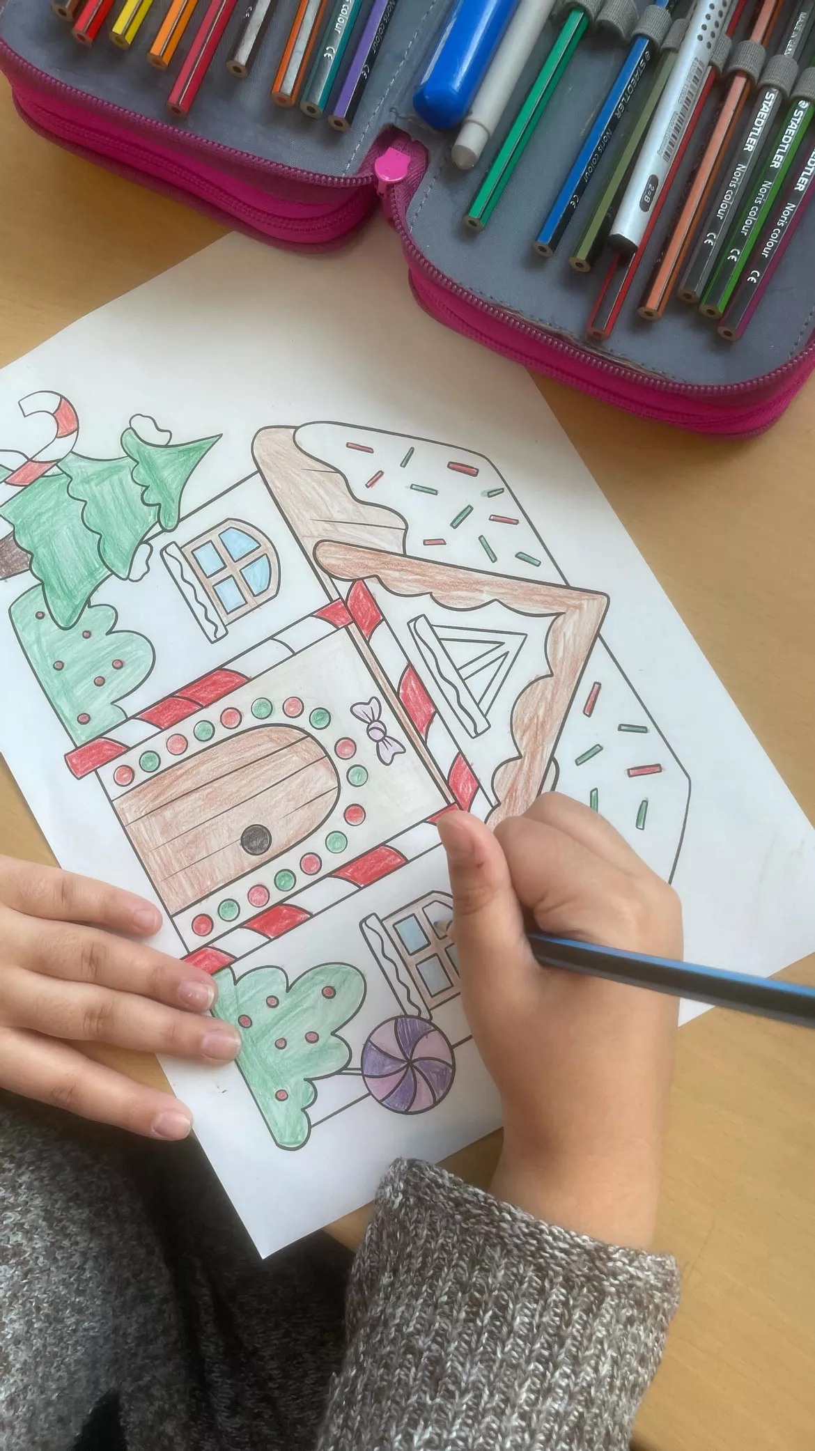 Bild in der Beschreibung des Unterrichtsmaterials Ein Lebkuchenhaus basteln - Winter Bastelvorlage & Ausmalbilder von Doodleteacher #2