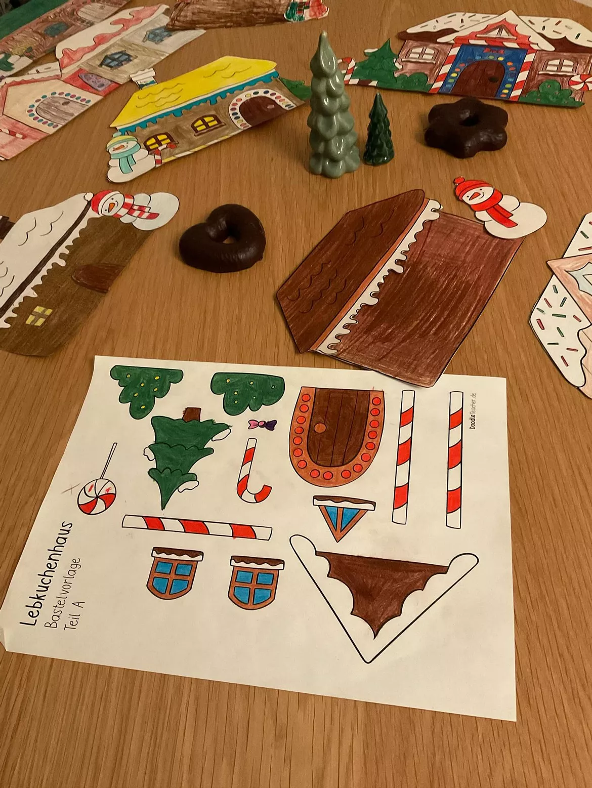 Bild in der Beschreibung des Unterrichtsmaterials Ein Lebkuchenhaus basteln - Winter Bastelvorlage & Ausmalbilder von Doodleteacher #3