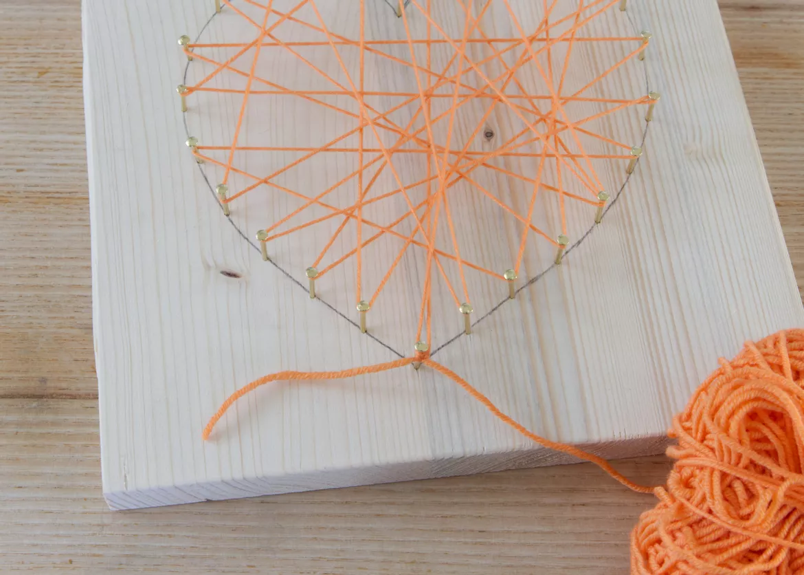 Bild in der Beschreibung des Unterrichtsmaterials Werken Grundschule, Wollherz mit Holz und Nägeln gestalten von Pinselpauker #1