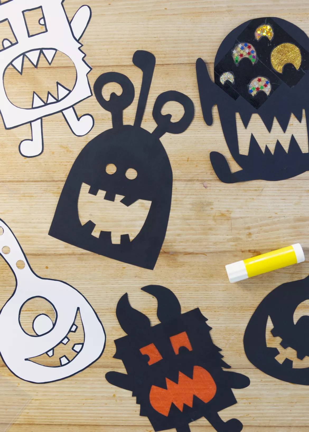 Bild in der Beschreibung des Unterrichtsmaterials Kunst Halloween, Monster Fensterbilder basteln von Pinselpauker #1