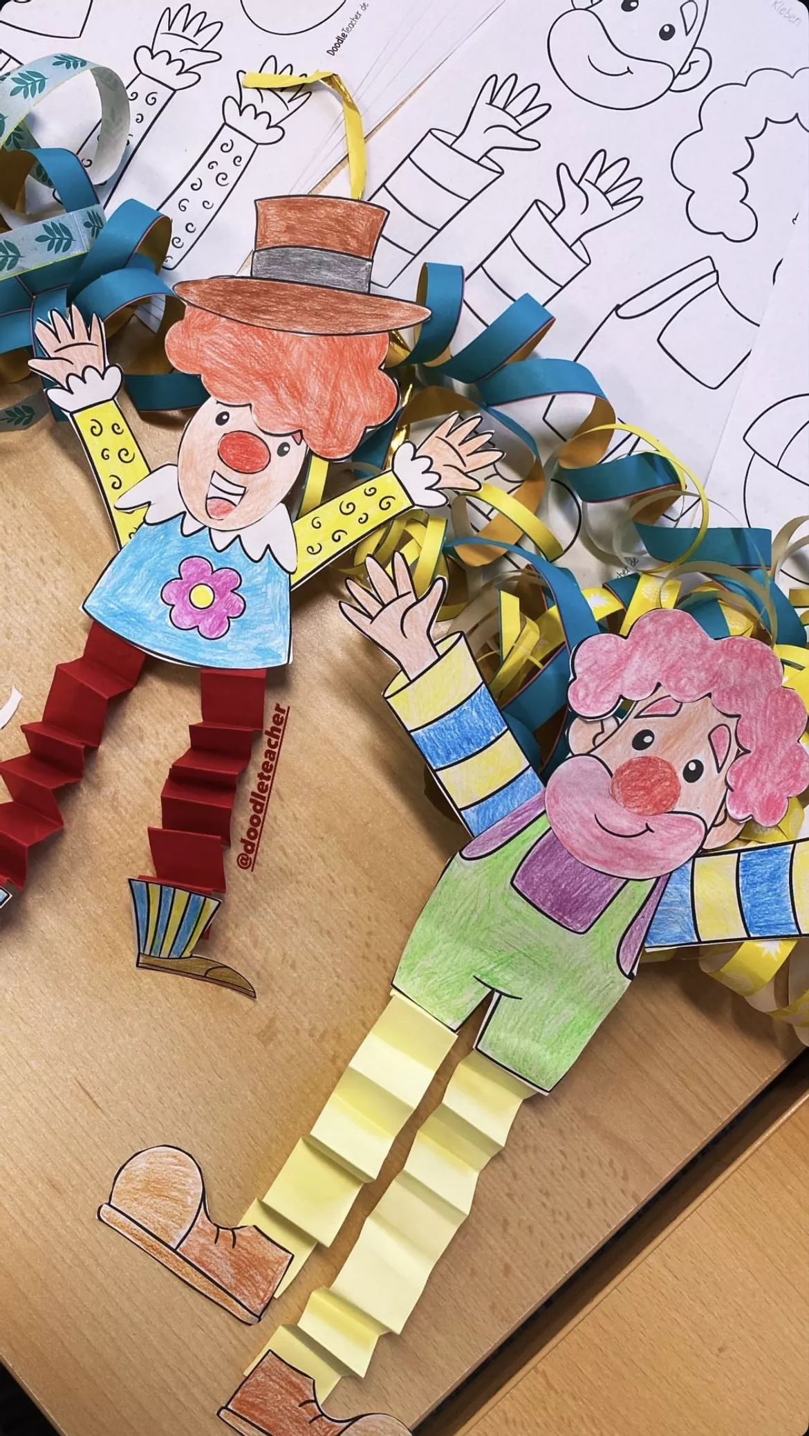 Bild in der Beschreibung des Unterrichtsmaterials Tanzende Clowns mit Wackelbeinen - 6 Versionen / Karneval & Fasching Kunst von Doodleteacher #4