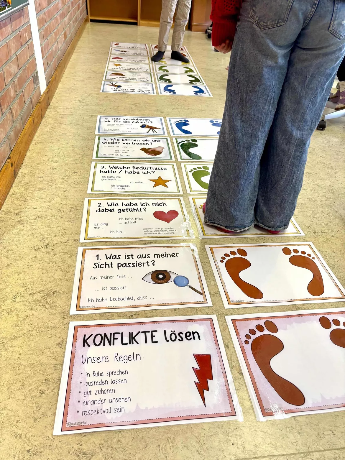 Bild in der Beschreibung des Unterrichtsmaterials Friedensbrücke / A4 Schilder für den Boden im Klassenzimmer / Streitschlichter Konflikt von Doodleteacher #2