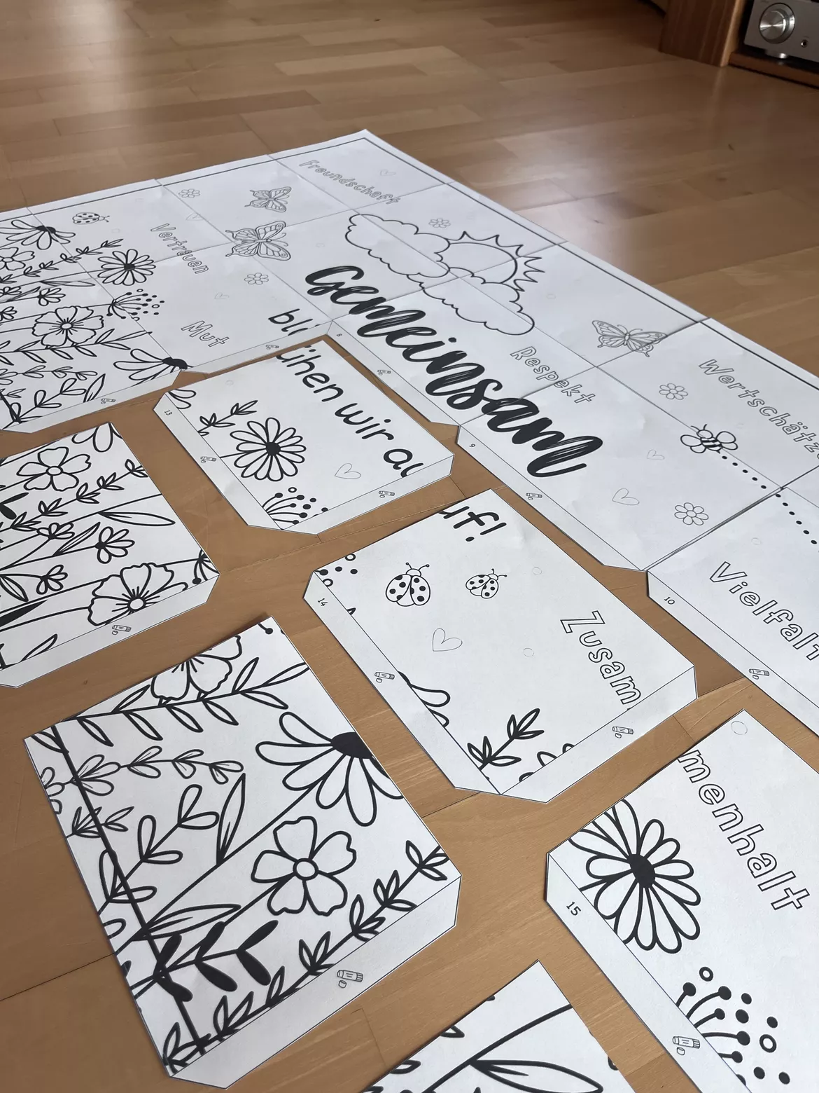 Bild in der Beschreibung des Unterrichtsmaterials Gemeinsam blühen wir auf 🌸 – Gemeinschaftsbild zum Ausmalen (20 Teile) | Klassenprojekt & soziales Lernen von mittelschulzauber #1