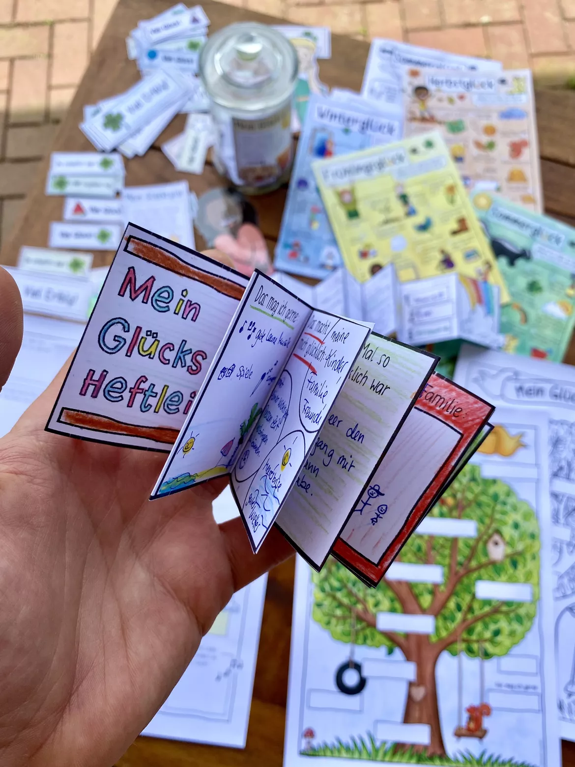Bild in der Beschreibung des Unterrichtsmaterials Glücks Leporello / Heftlein Glücksunterricht & Ethik Ethikunterricht von Doodleteacher #1