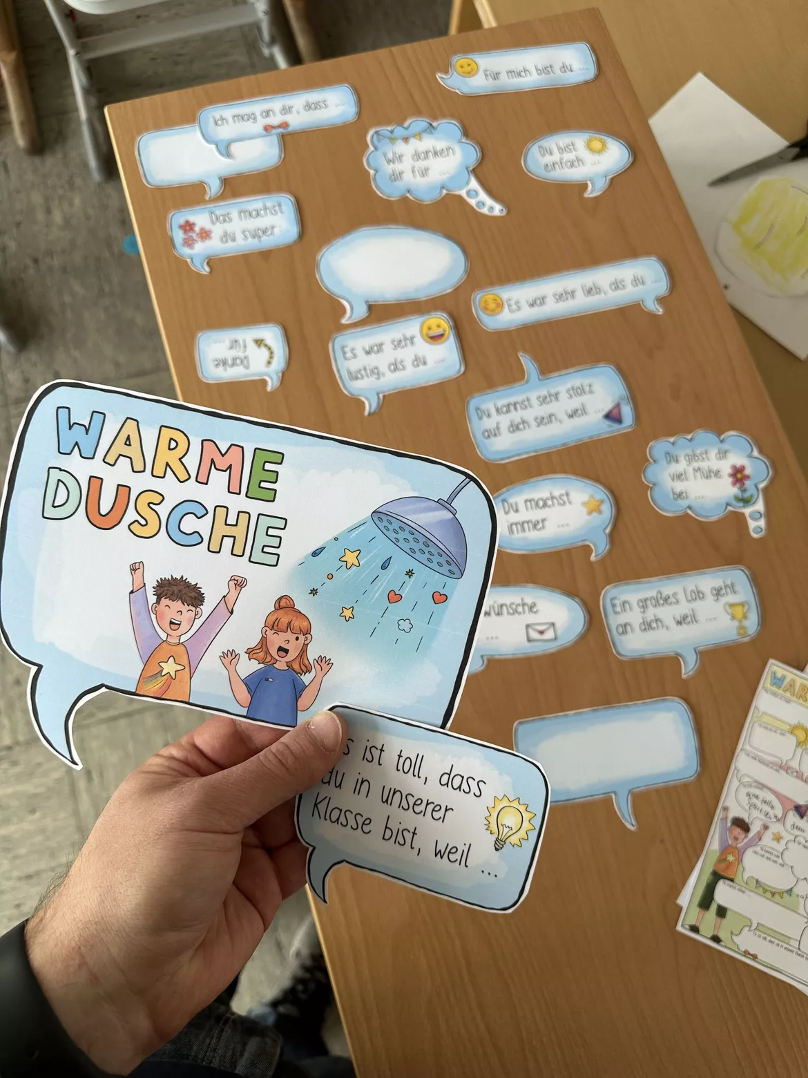 Bild in der Beschreibung des Unterrichtsmaterials Warme Dusche - Sprechblasen + Satzanfänge / Grundschule Wertschätzung von Doodleteacher #1