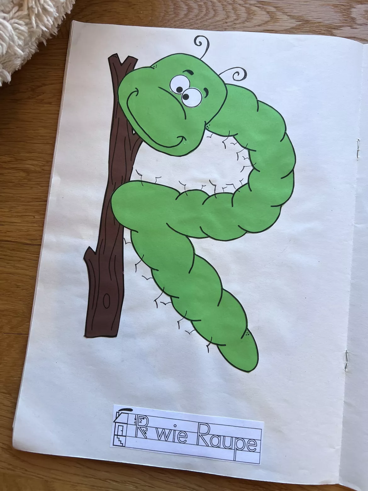 Bild in der Beschreibung des Unterrichtsmaterials Buchstabentier R wie Raupe – Buchstabenheft Grundschule (Klasse 1) | Buchstabeneinführung, Bastelvorlage & Anfangsunterricht von allerlei_fuer_die_schule #1