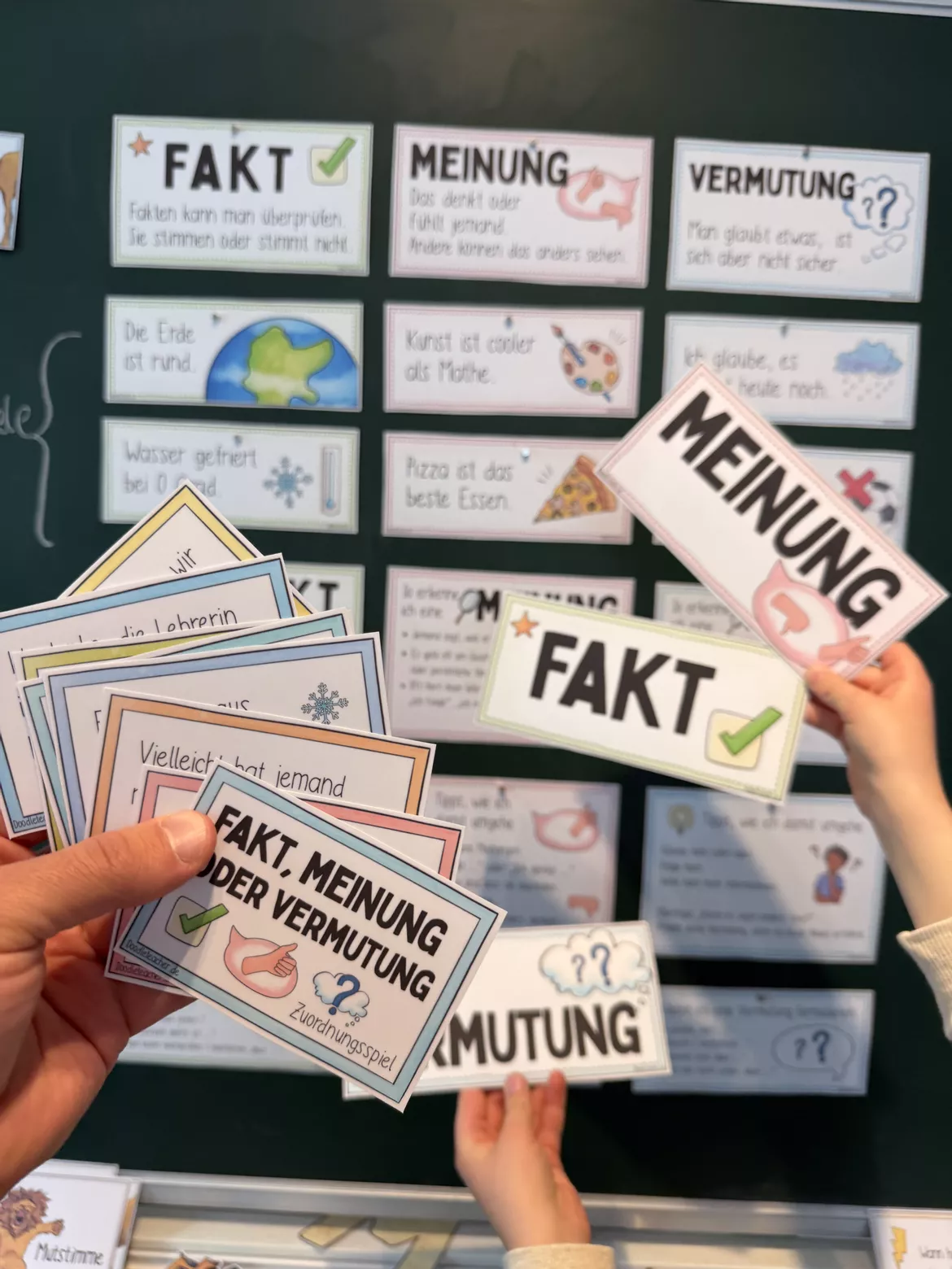 Bild in der Beschreibung des Unterrichtsmaterials Fakt, Meinung oder Vermutung – wachsendes Paket | Tafelkarten & Zuordnungsspiel | Medienkompetenz & kritisches Denken Klasse 2–6 von Doodleteacher #2