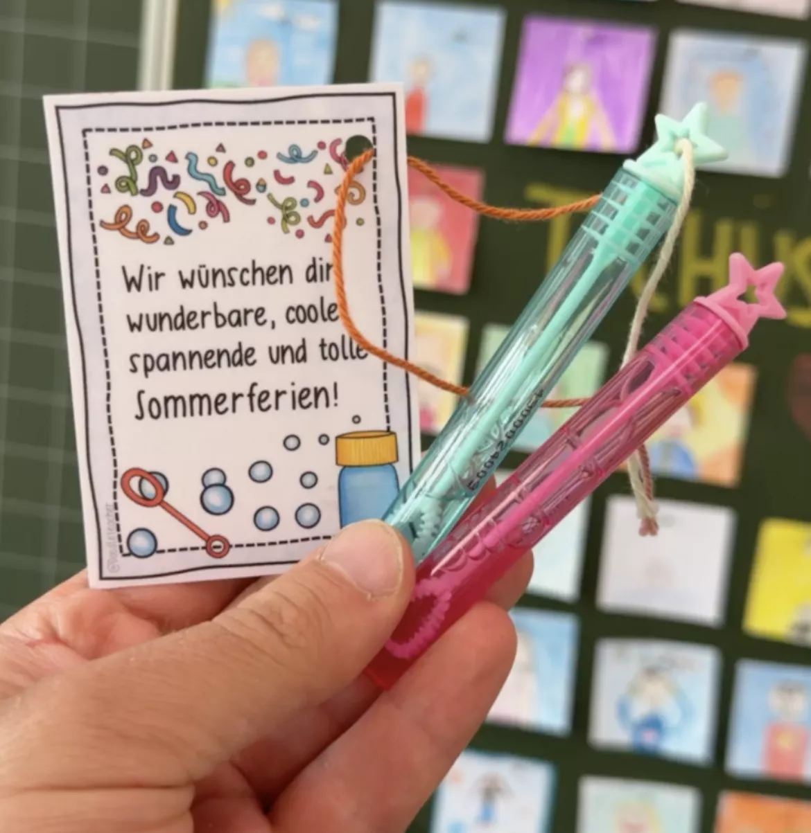 Bild in der Beschreibung des Unterrichtsmaterials Sommerferien Grußkarten - Seifenblasen & Geschenke / Abschied von Doodleteacher #5