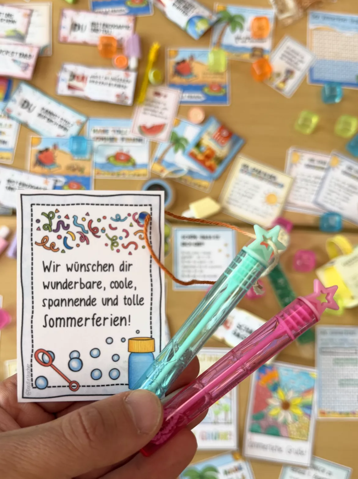 Bild in der Beschreibung des Unterrichtsmaterials Sommerferien Grußkarten - Seifenblasen & Geschenke / Abschied von Doodleteacher #3