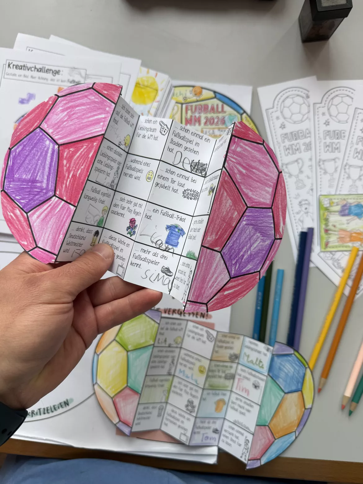 Bild in der Beschreibung des Unterrichtsmaterials Fußball WM Bingo Grundschule - Bewegung und Austausch von Doodleteacher #2