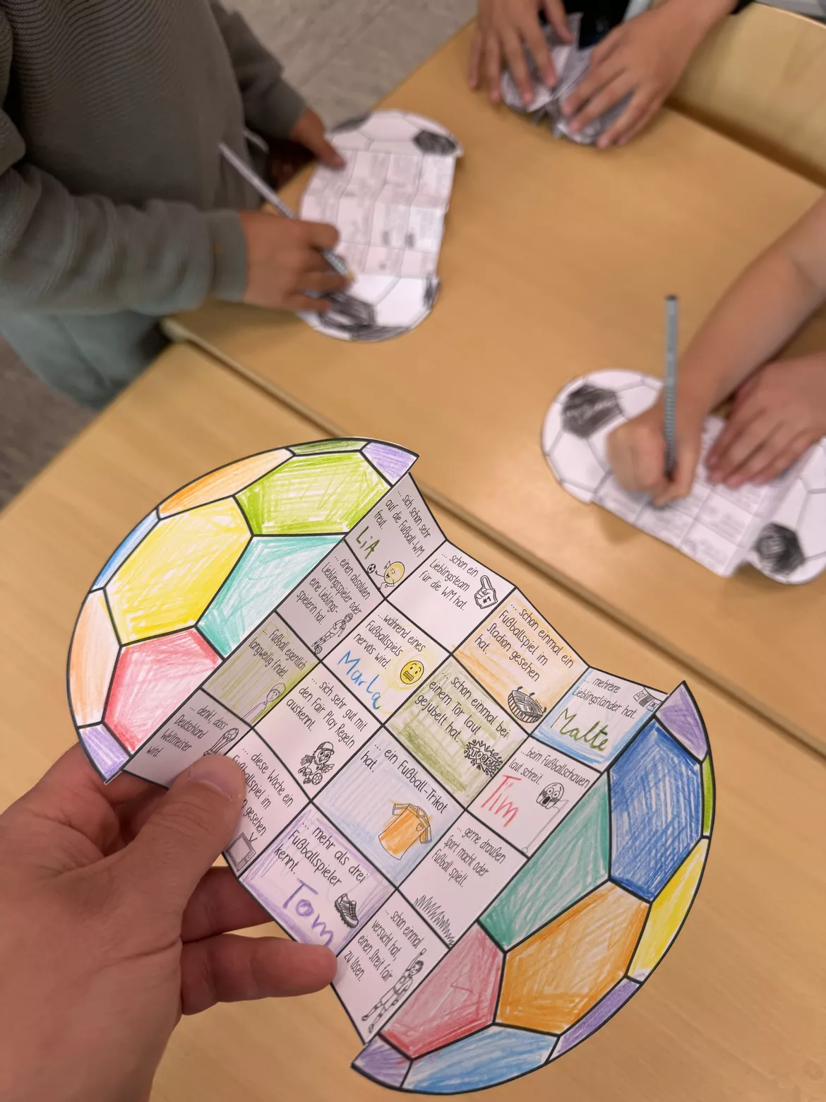 Bild in der Beschreibung des Unterrichtsmaterials Fußball WM Bingo Grundschule - Bewegung und Austausch von Doodleteacher #1