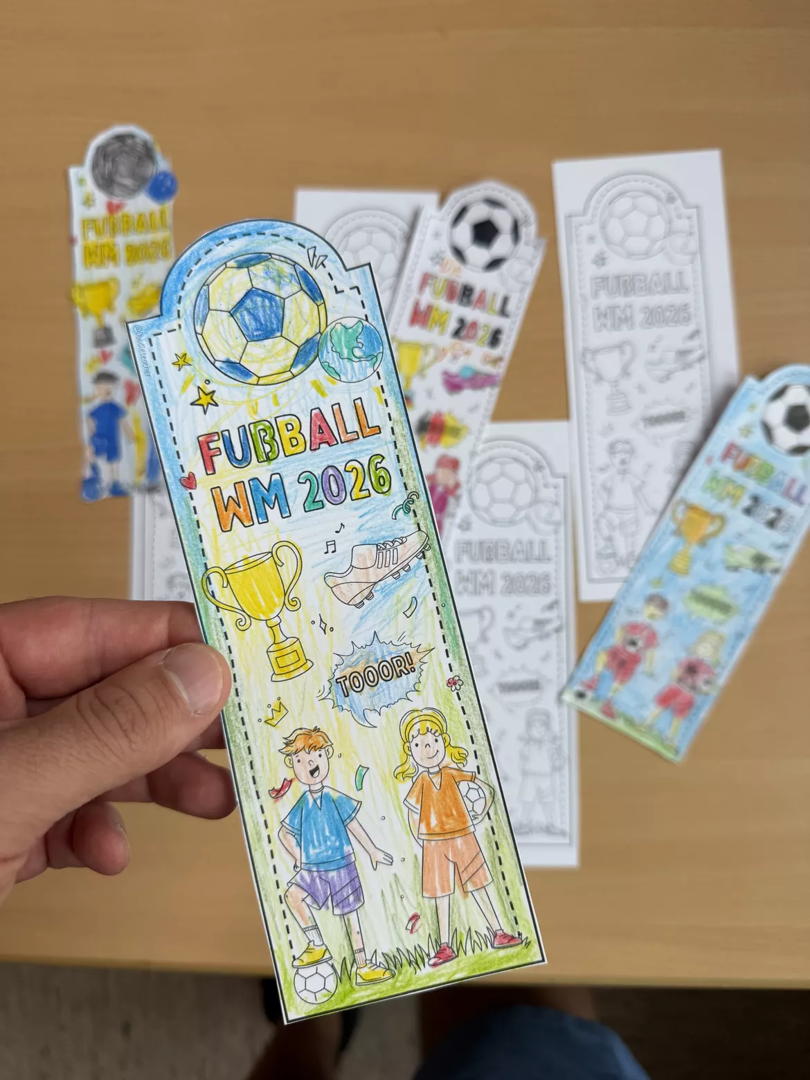 Bild in der Beschreibung des Unterrichtsmaterials Fußball WM 2026 – Lesezeichen Ausmalen Grundschule von Doodleteacher #1