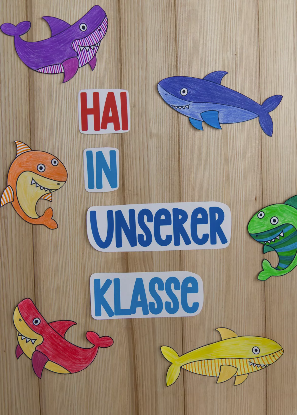 Bild in der Beschreibung des Unterrichtsmaterials Kunst Schulanfang, Türdeko Haifische, Klassenzimmer gestalten von Pinselpauker #1