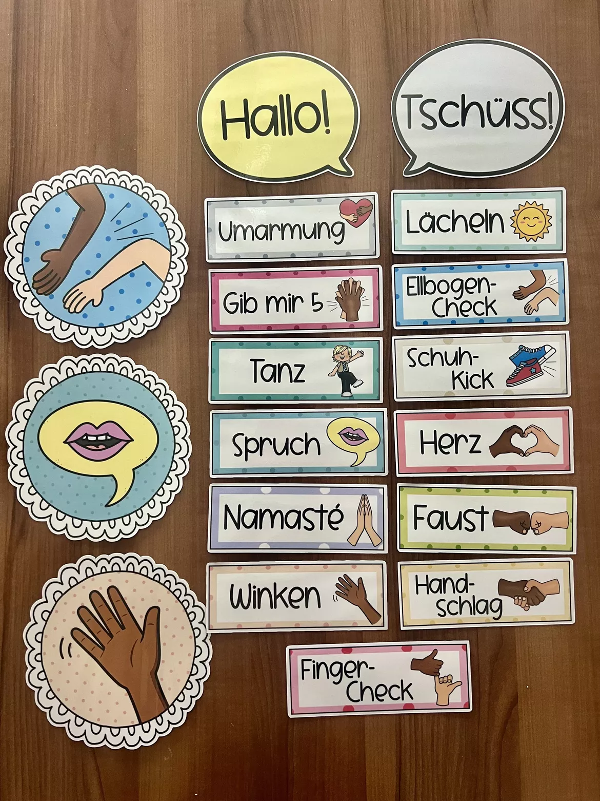 Bild in der Beschreibung des Unterrichtsmaterials Begrüßung & Verabschiedung in der Grundschule – Türschilder mit 13 Begrüßungsformen von Giraffes_love_school #1