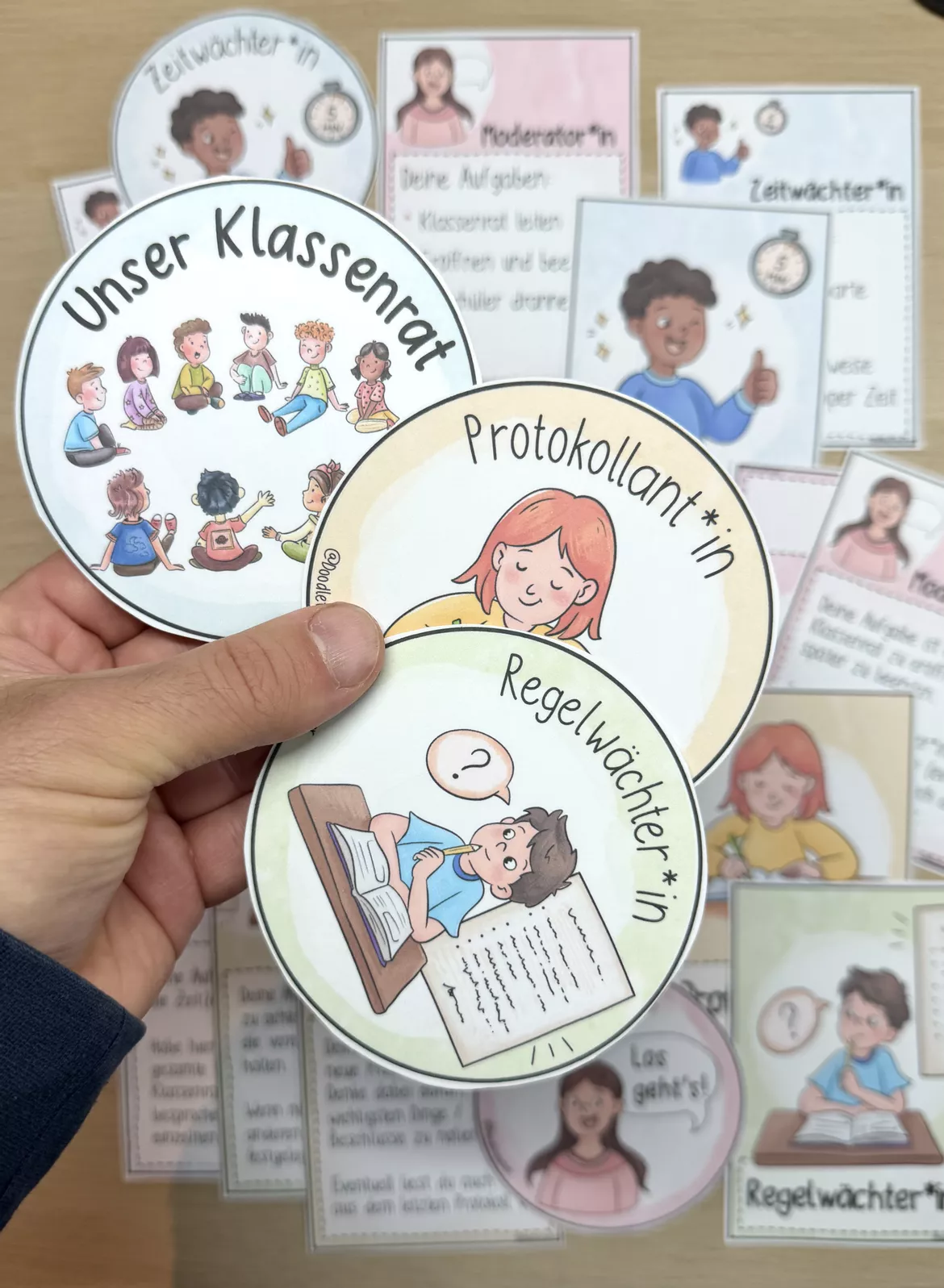 Bild in der Beschreibung des Unterrichtsmaterials Klassenrat - Ämter / Rollen - Infokarten & Schilder - Sek 1 von Doodleteacher #2