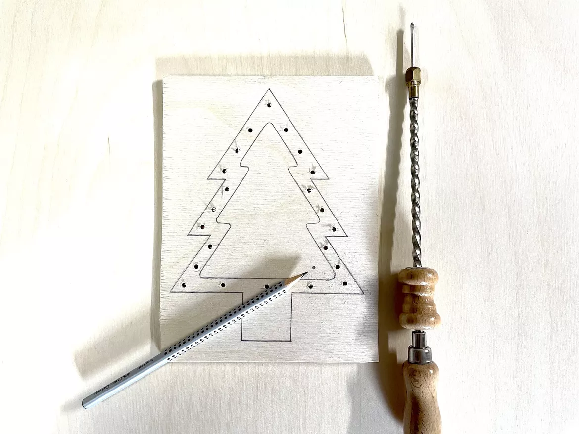 Bild in der Beschreibung des Unterrichtsmaterials Holzarbeit Tannenbaum besticken Werken Klasse 3 Klasse 4 von Clever Eule #3