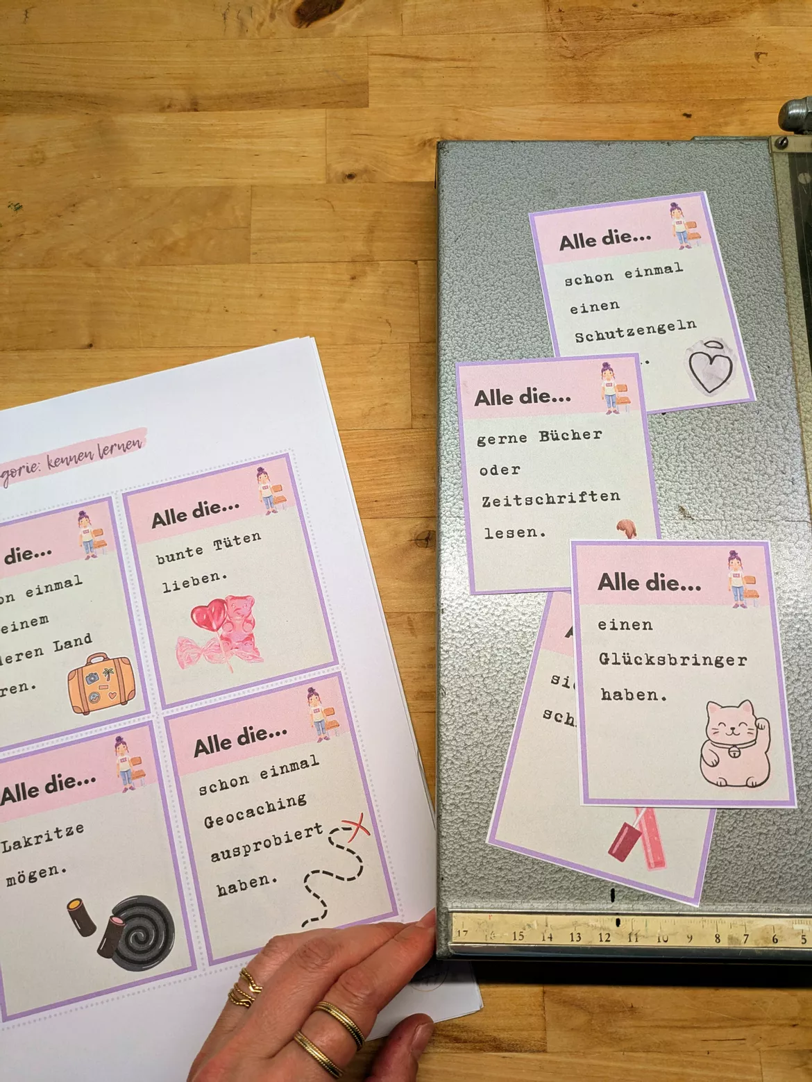 Bild in der Beschreibung des Unterrichtsmaterials Alle die - Steh auf, wenn - Soziales Lernen & Klassengemeinschaft stärken - Sekundarstufe - Klassenleitung - Bewegungsspiel von heyhanni #1